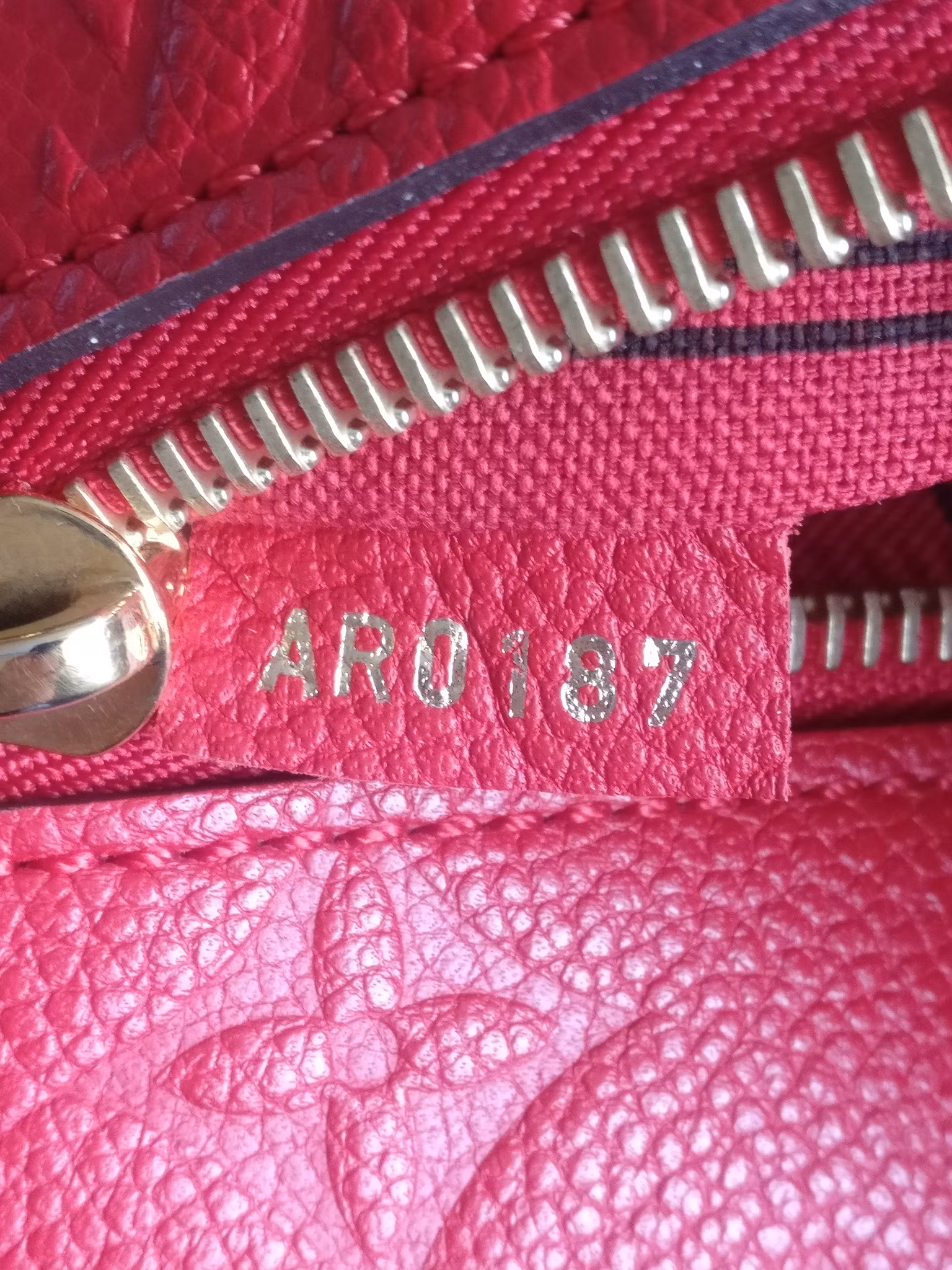 Louis Vuitton Pochette Metis empreinte cherry