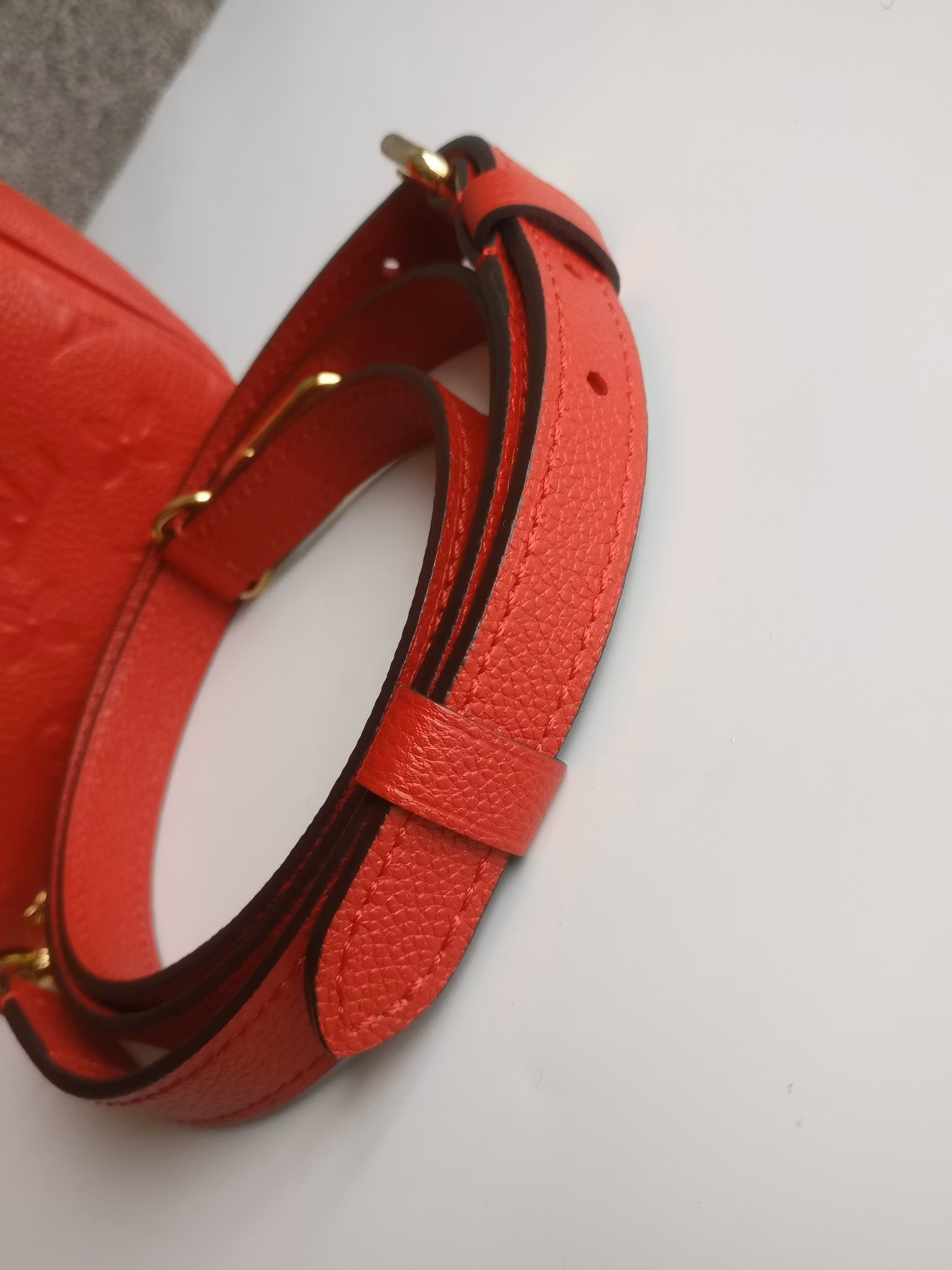 Louis Vuitton Pochette Metis empreinte cherry