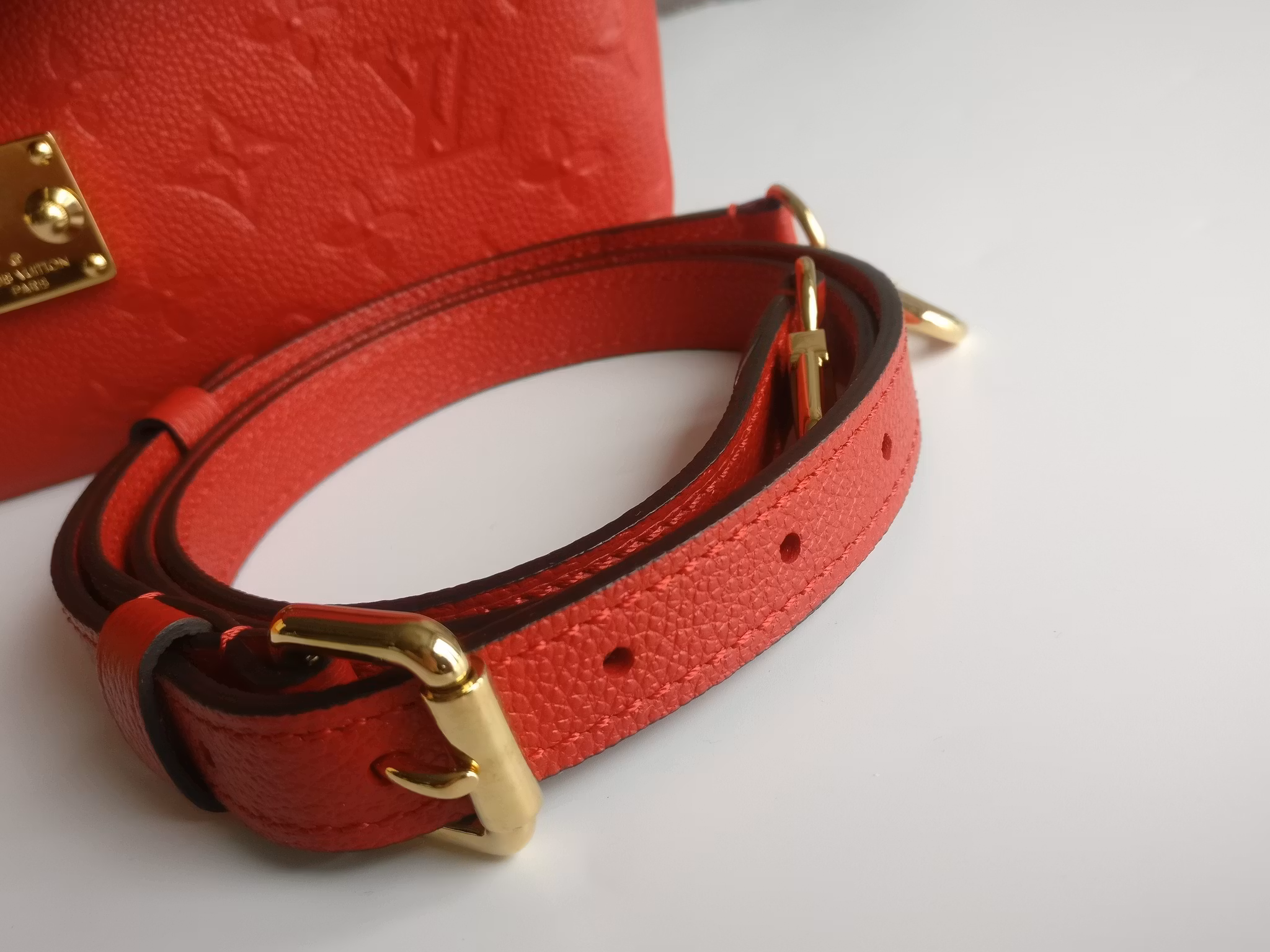 Louis Vuitton Pochette Metis empreinte cherry