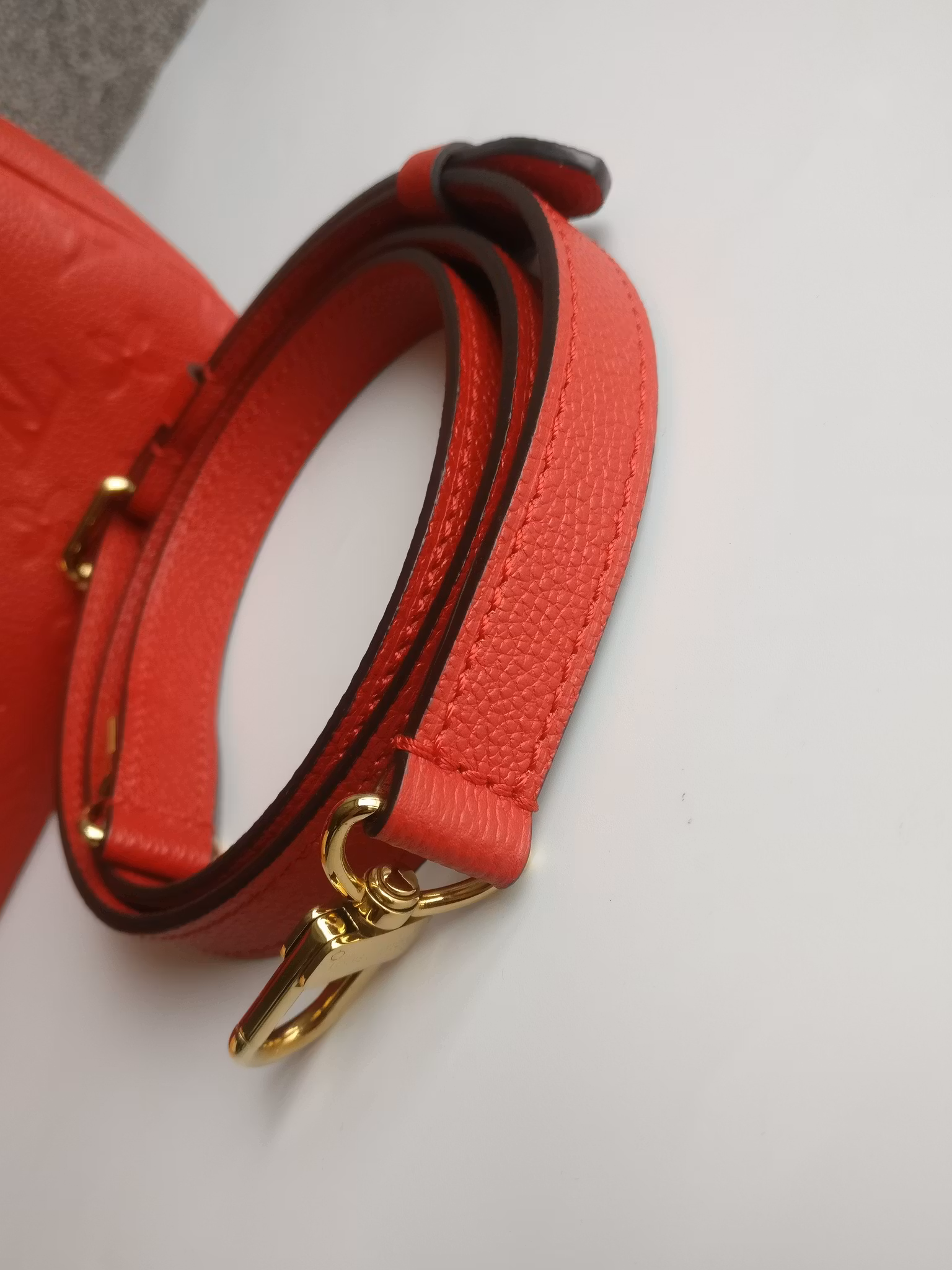Louis Vuitton Pochette Metis empreinte cherry