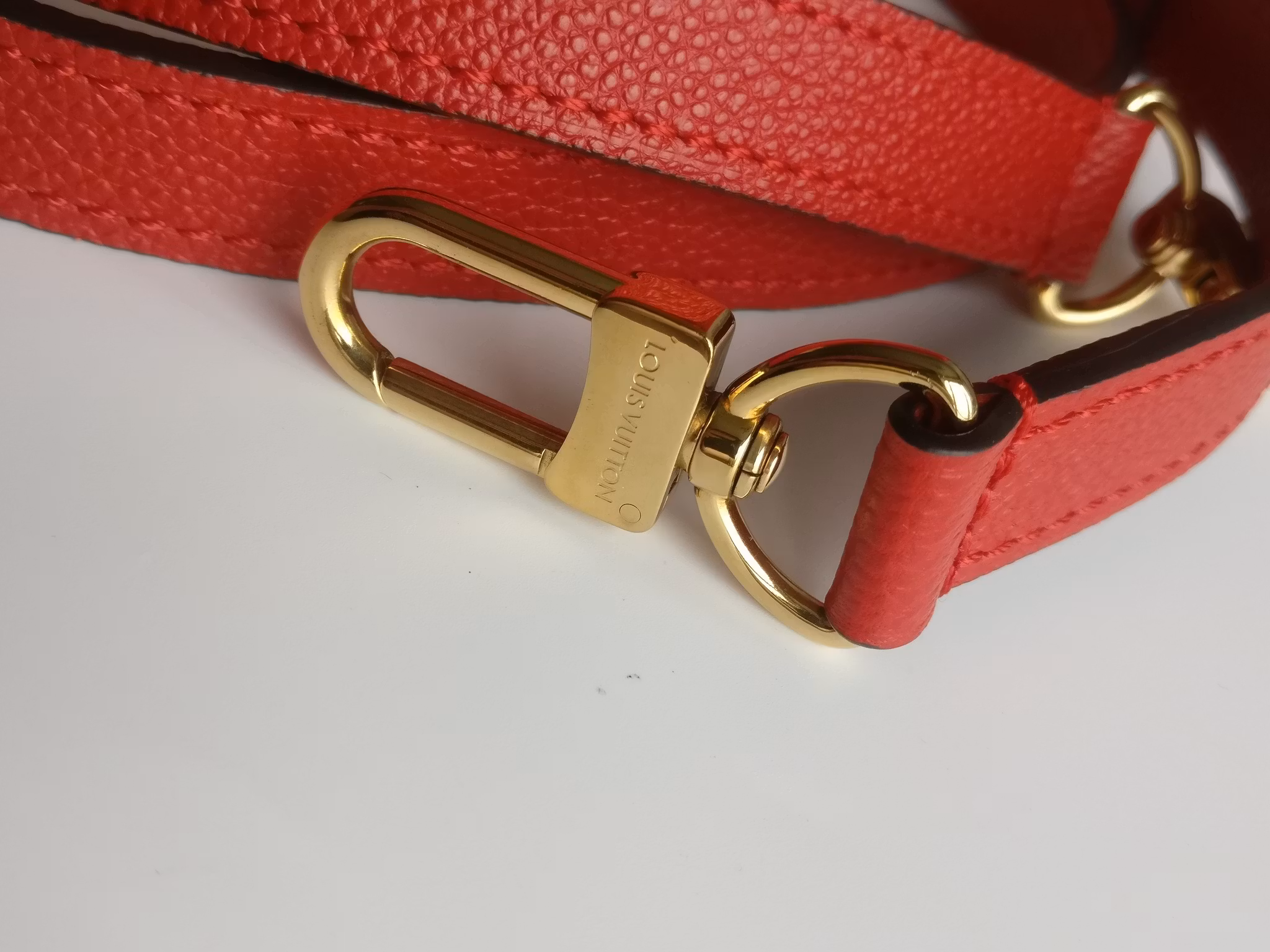 Louis Vuitton Pochette Metis empreinte cherry