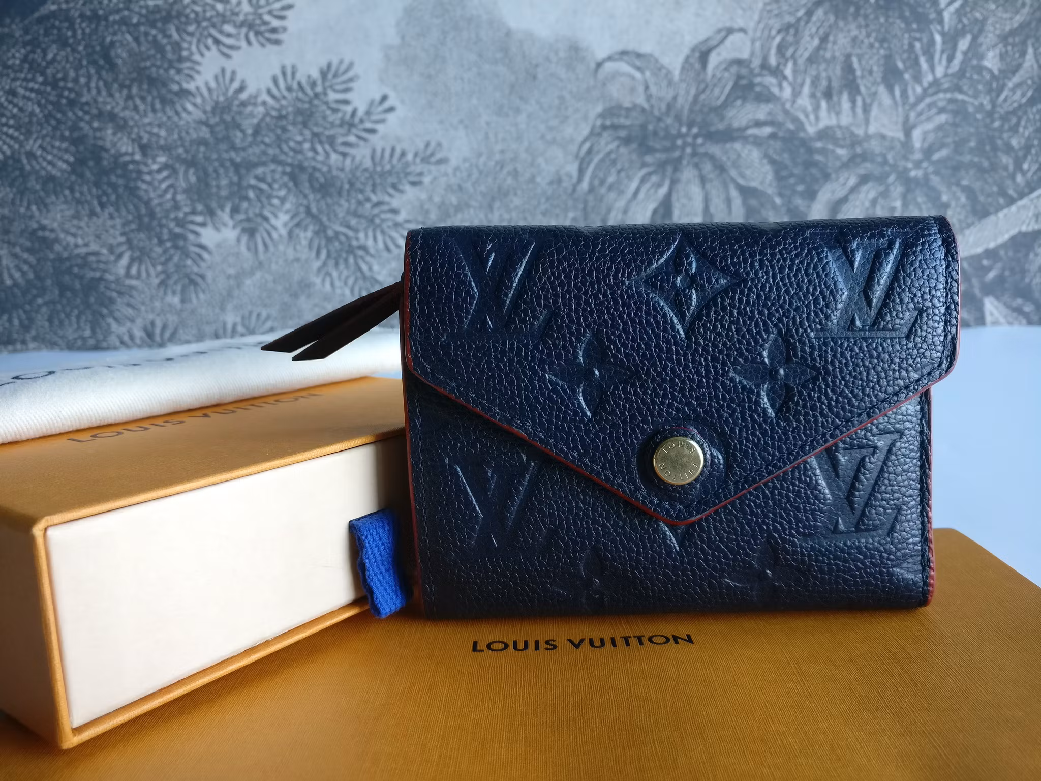Louis Vuitton Victorine Wallet empreinte marine rouge