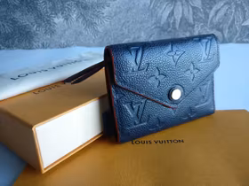 Louis Vuitton Victorine Wallet empreinte marine rouge