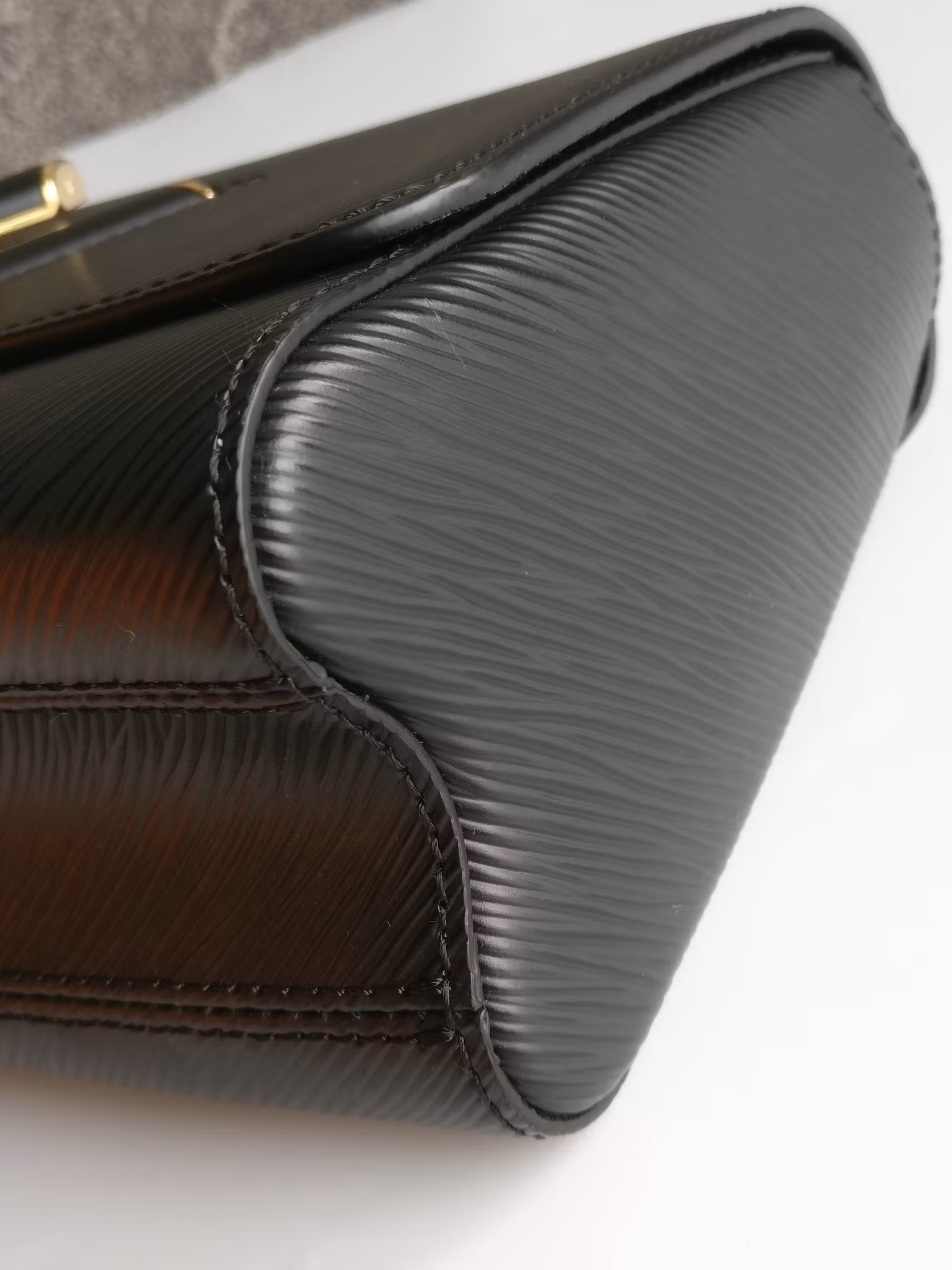 Louis Vuitton Twist MM GHW