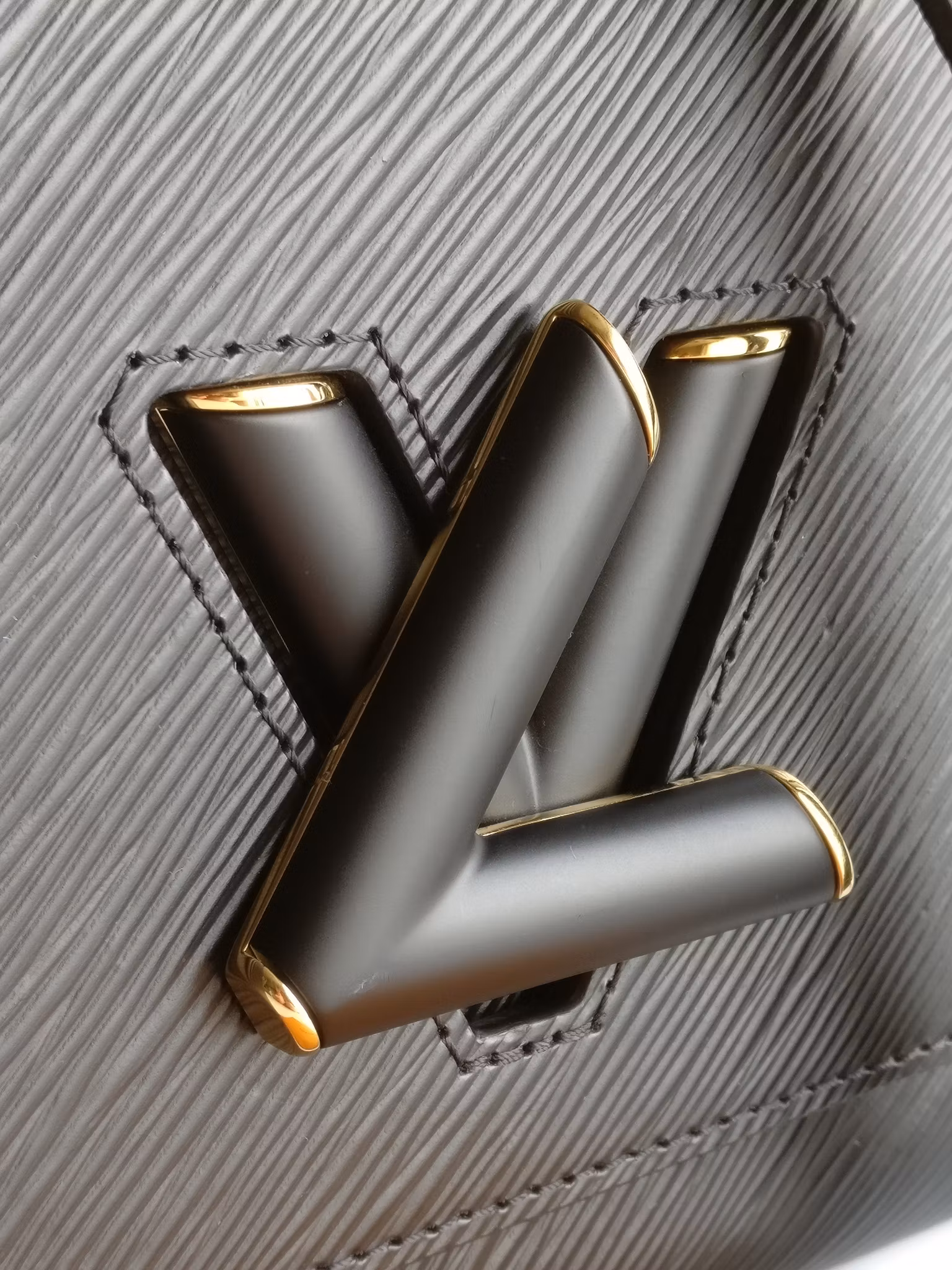 Louis Vuitton Twist MM GHW