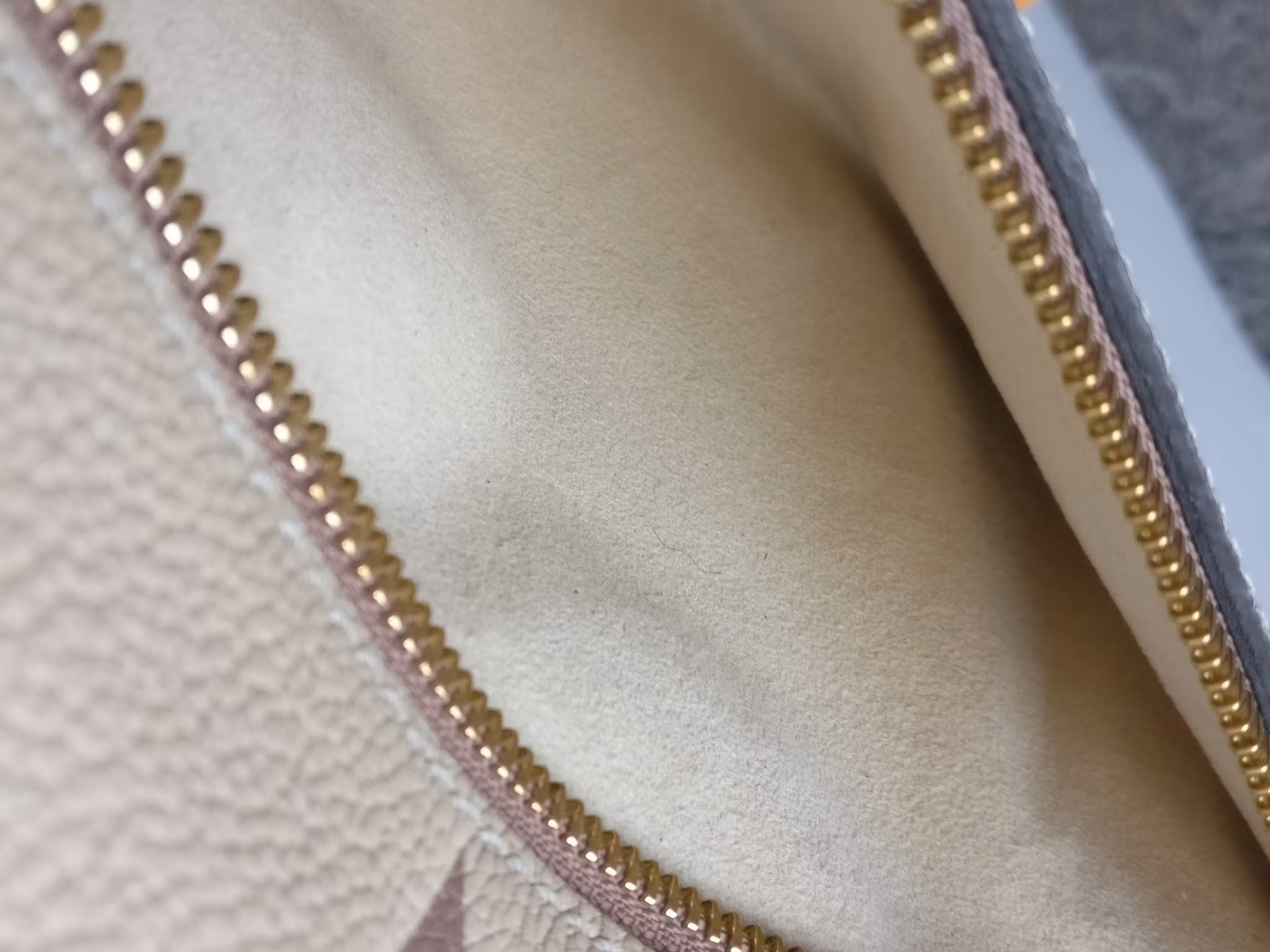 Louis Vuitton Pochette Metis Bicolour Empreinte Creme Bois De Rose