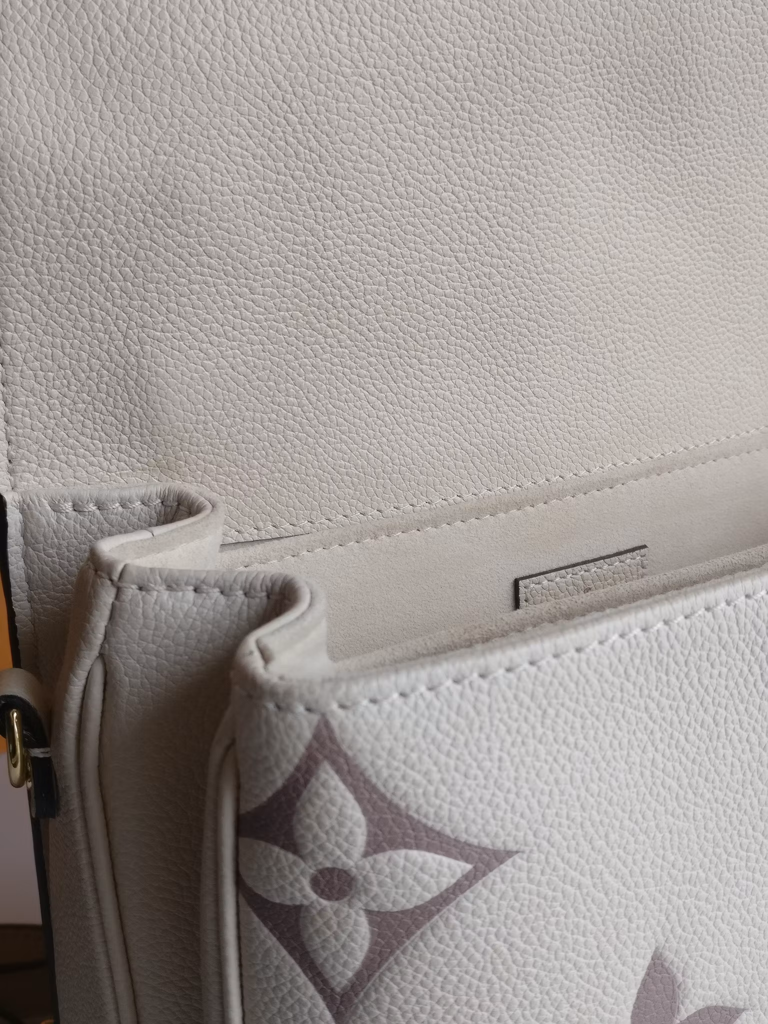 Louis Vuitton Pochette Metis Bicolour Empreinte Creme Bois De Rose