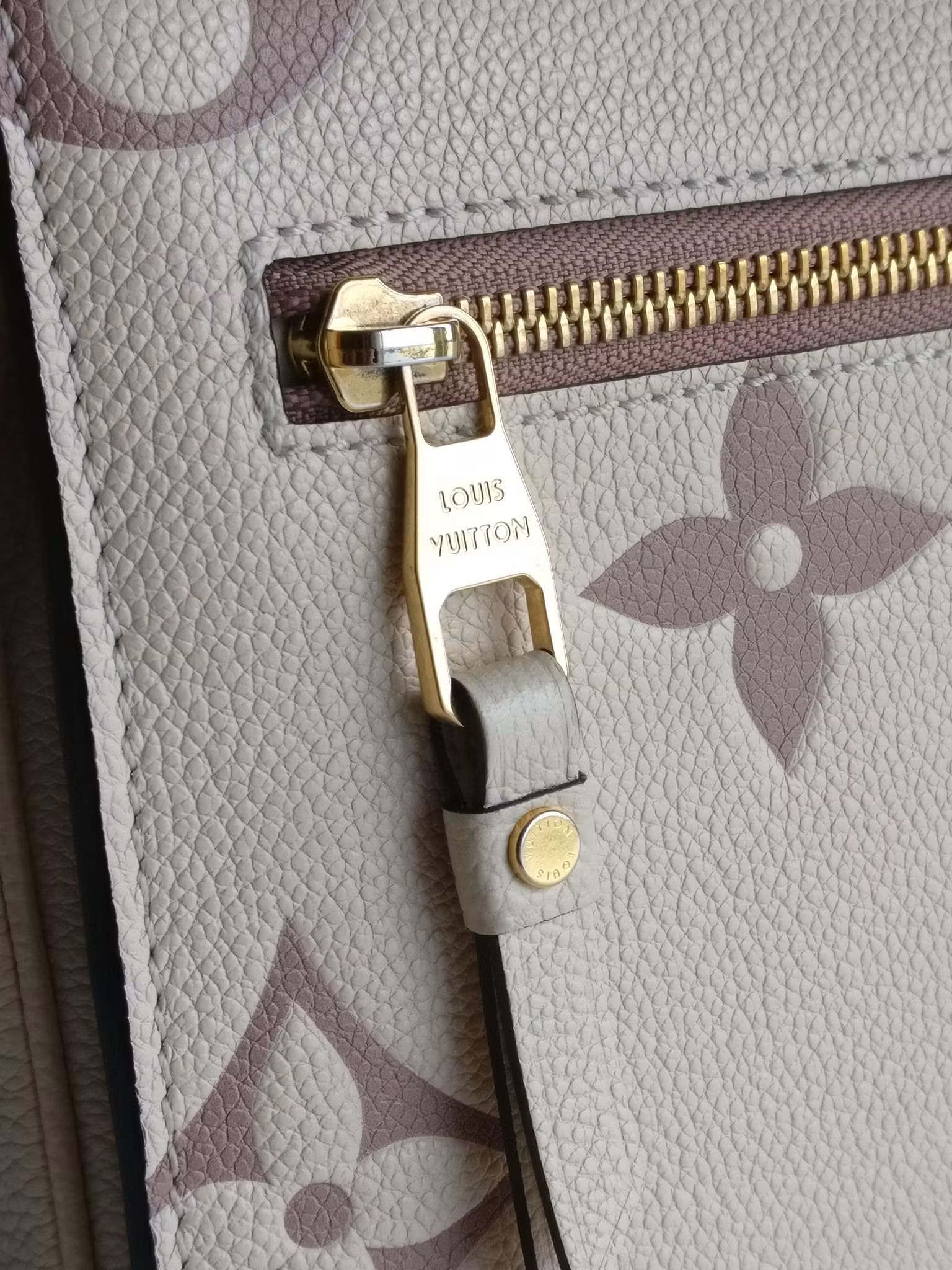 Louis Vuitton Pochette Metis Bicolour Empreinte Creme Bois De Rose