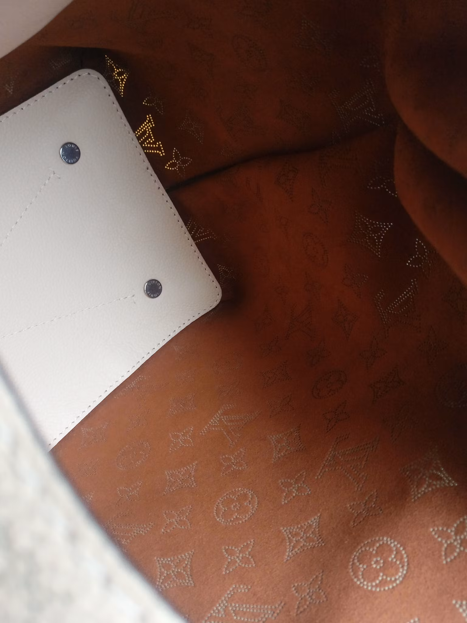 Louis Vuitton Carmel Hobo Creme