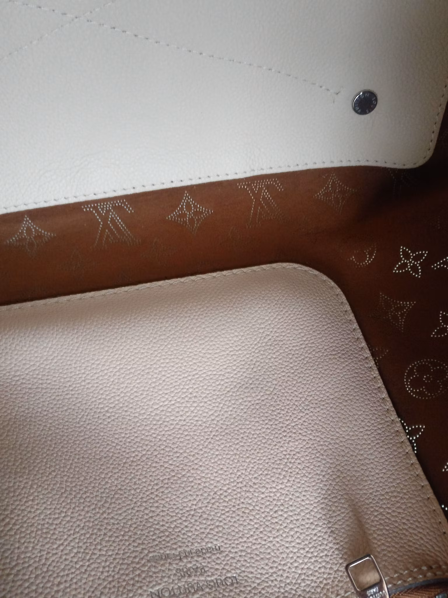 Louis Vuitton Carmel Hobo Creme