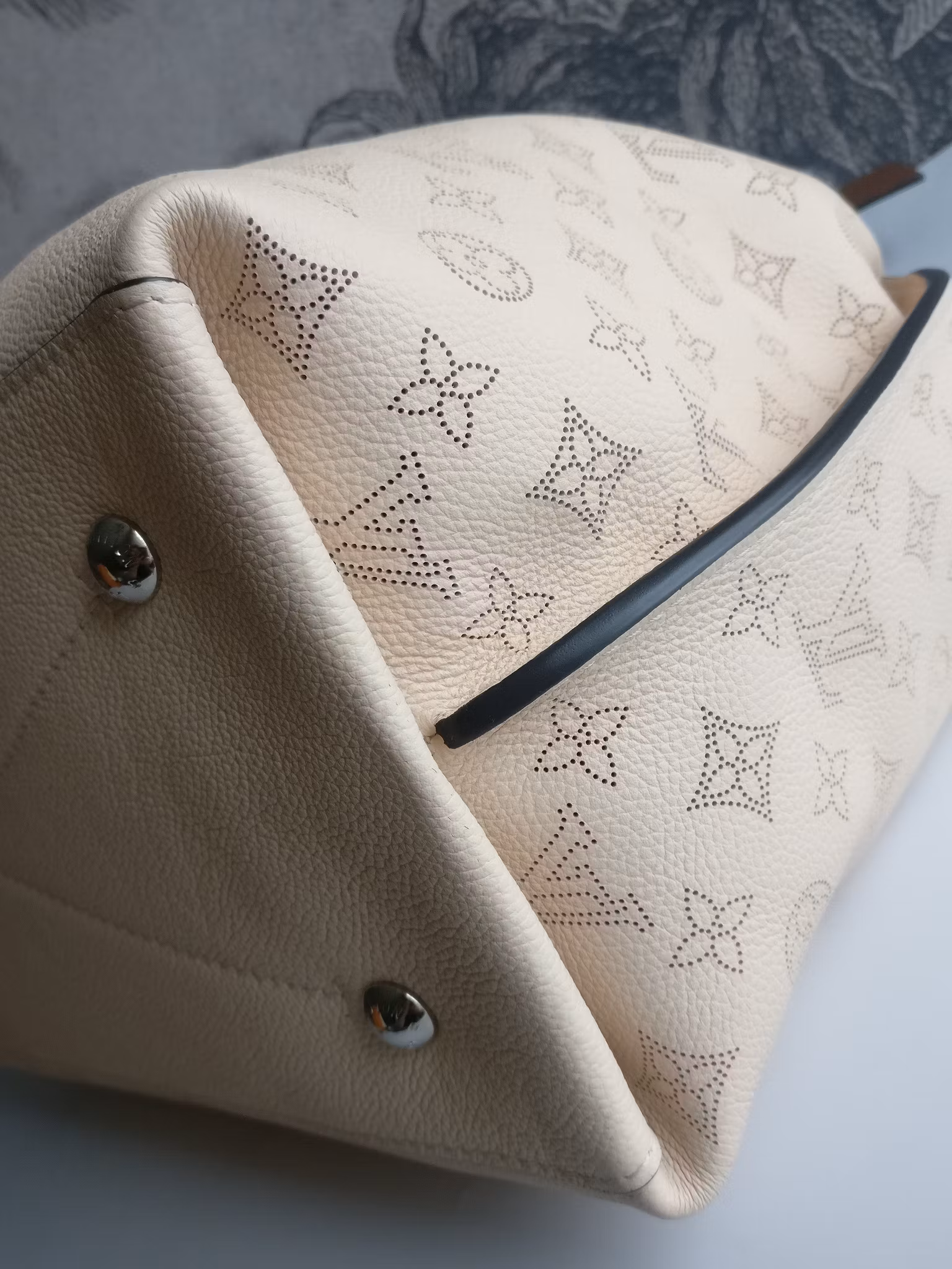 Louis Vuitton Carmel Hobo Creme