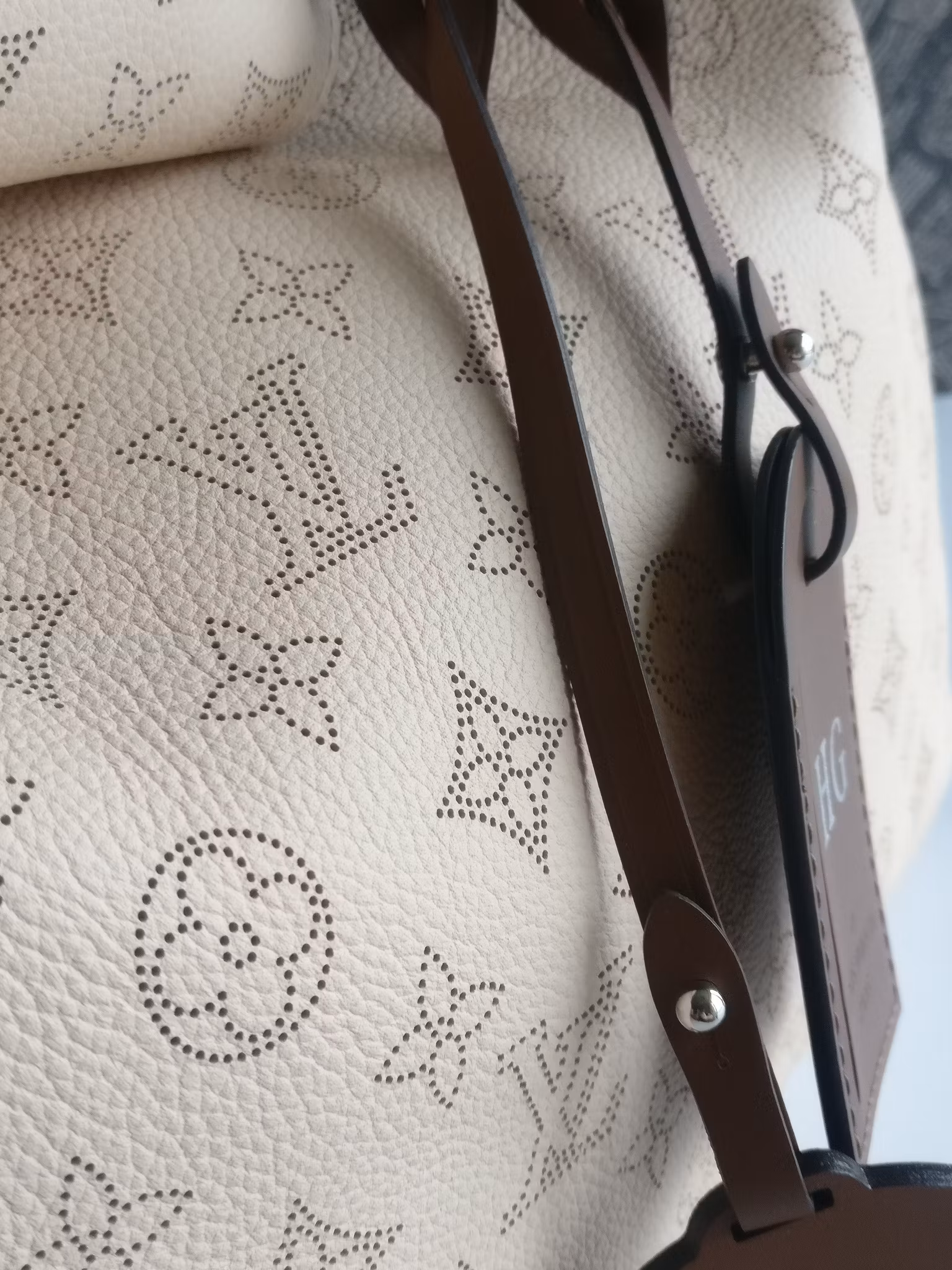Louis Vuitton Carmel Hobo Creme