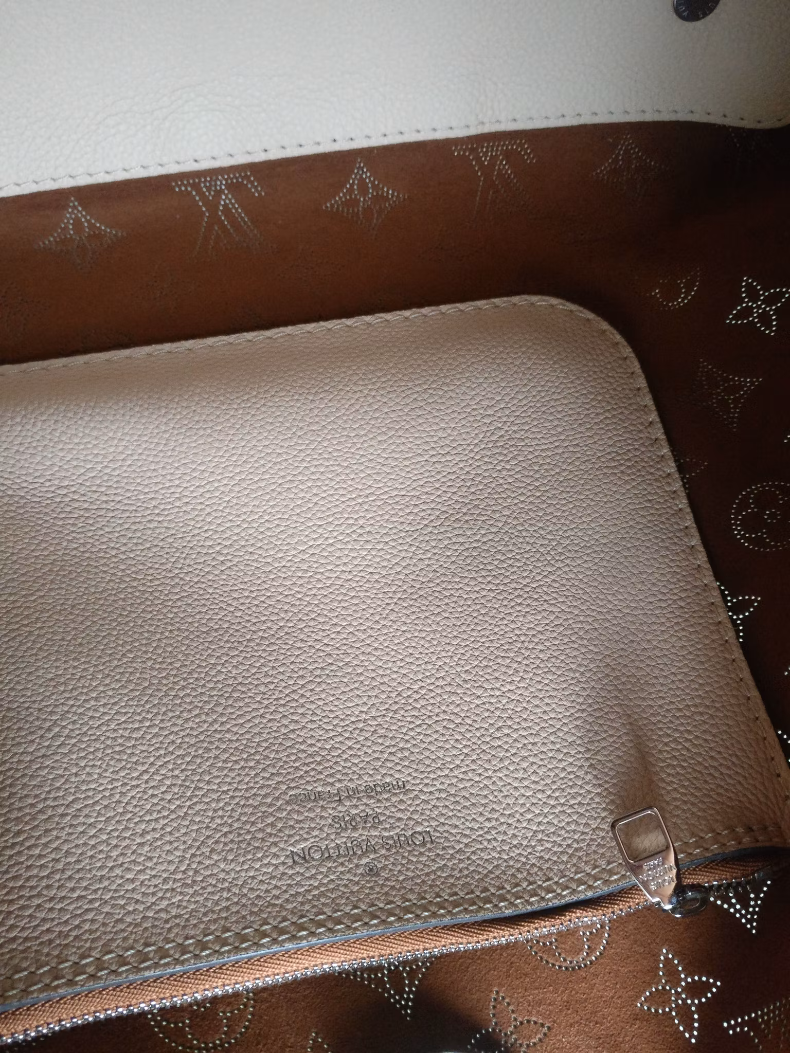 Louis Vuitton Carmel Hobo Creme