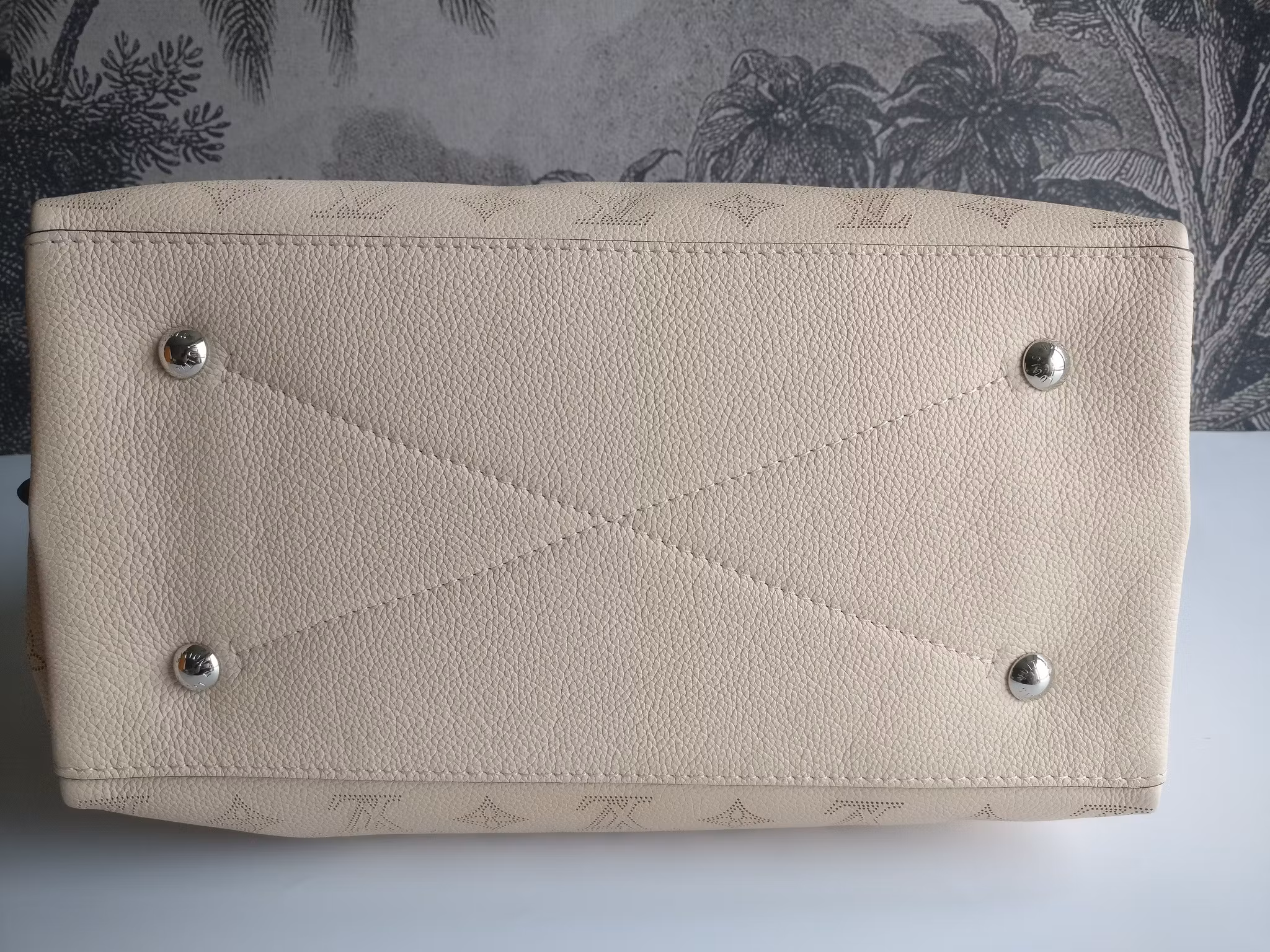 Louis Vuitton Carmel Hobo Creme