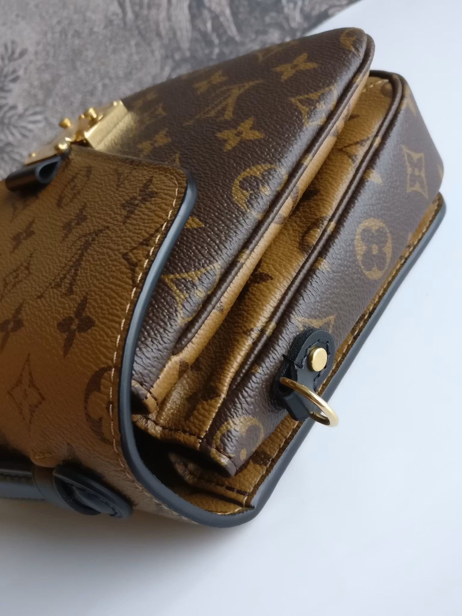 Louis Vuitton Pochette Metis Reverse Monogram