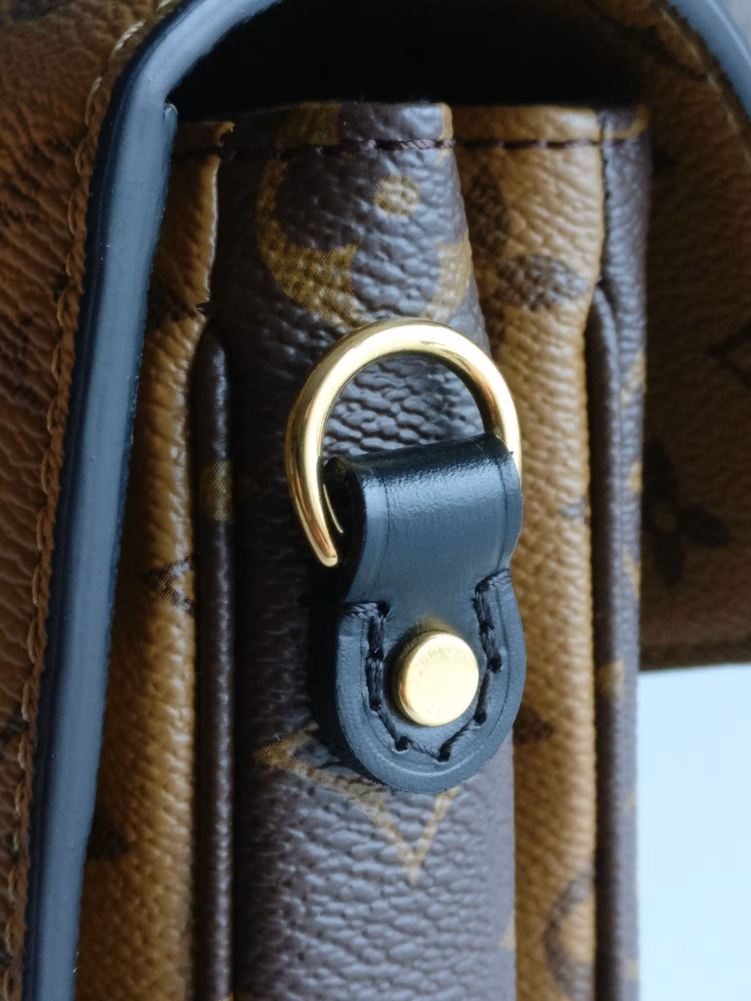 Louis Vuitton Pochette Metis Reverse Monogram