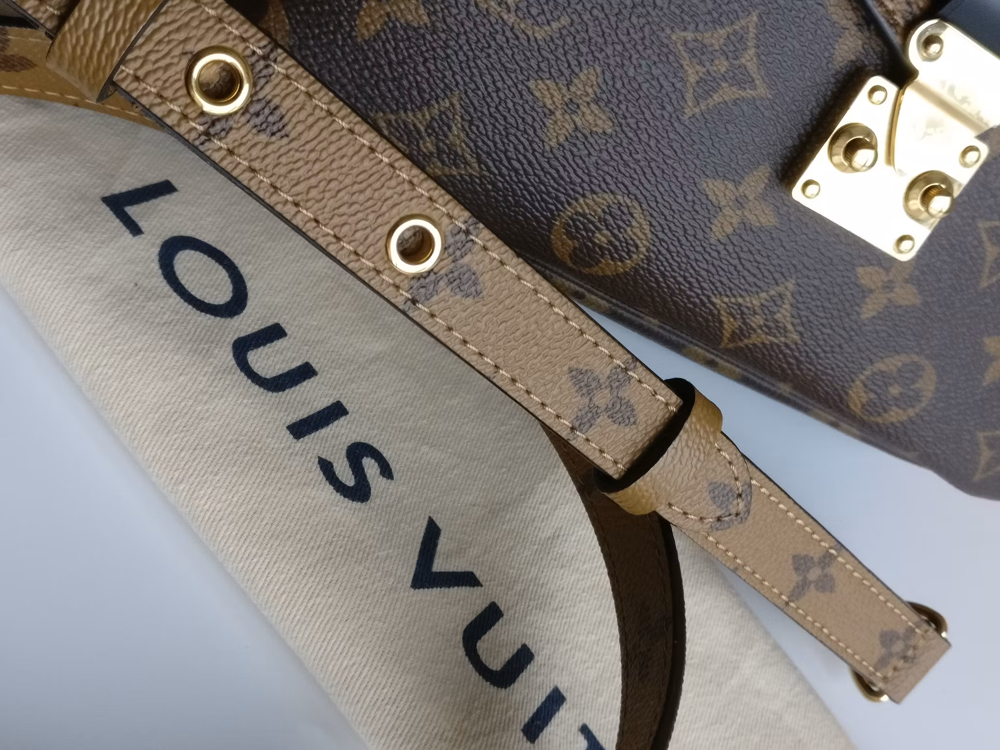 Louis Vuitton Pochette Metis Reverse Monogram