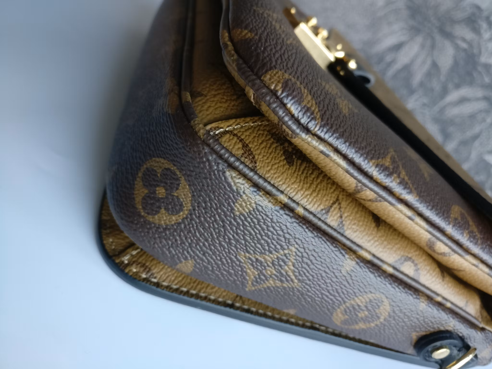 Louis Vuitton Pochette Metis Reverse Monogram