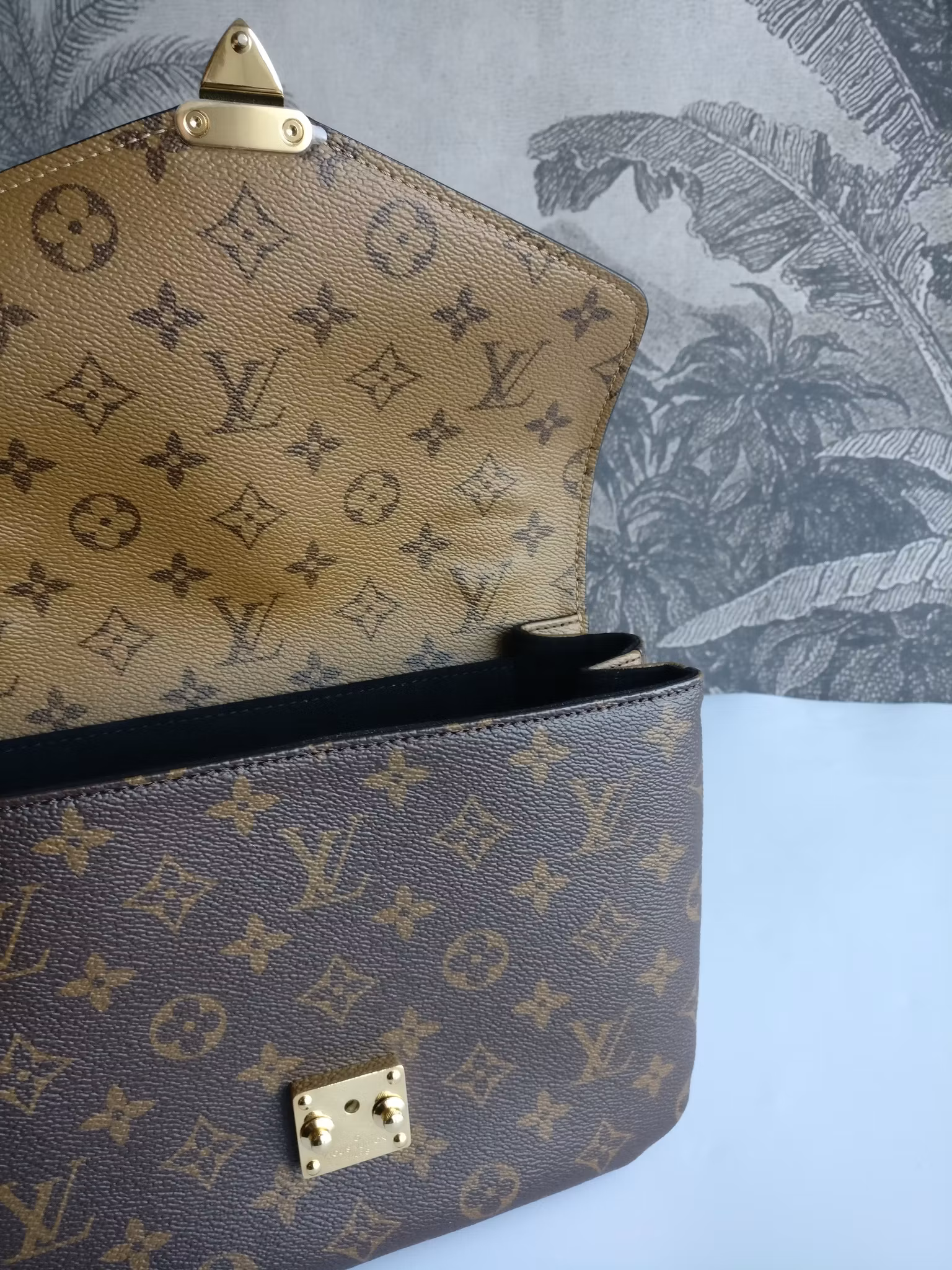 Louis Vuitton Pochette Metis Reverse Monogram