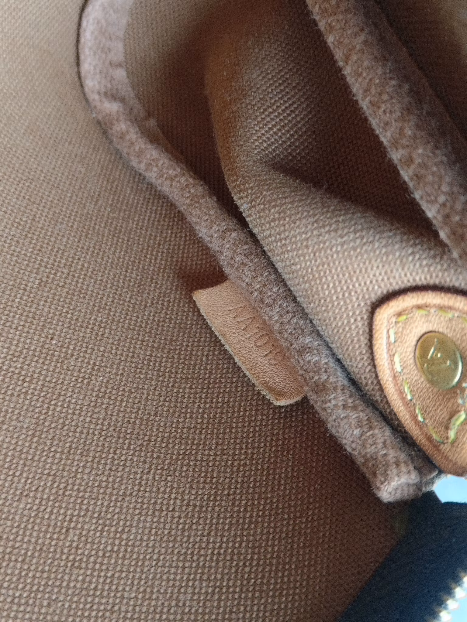 Louis Vuitton Eva with defect on zipper