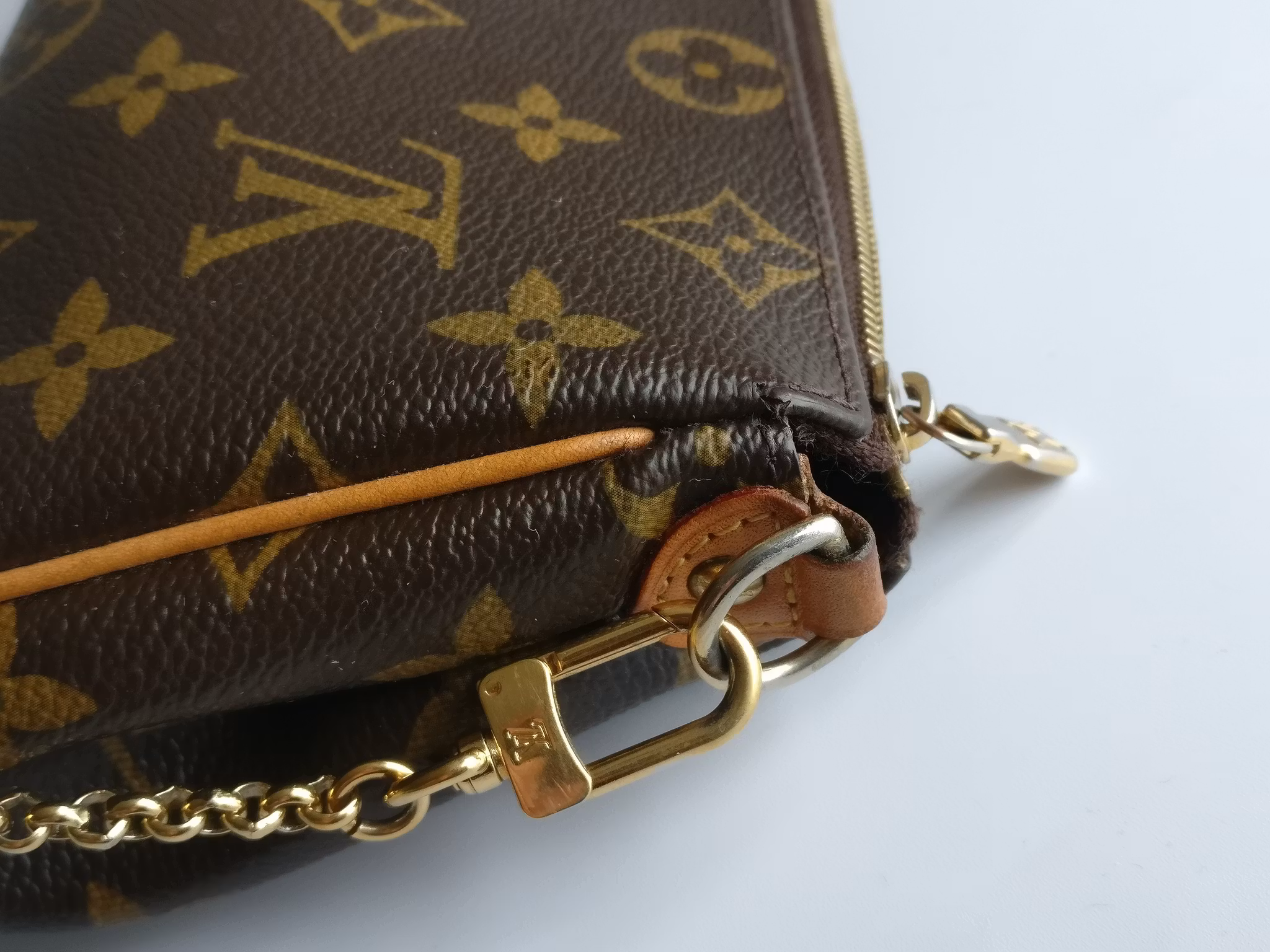 Louis Vuitton Eva with defect on zipper