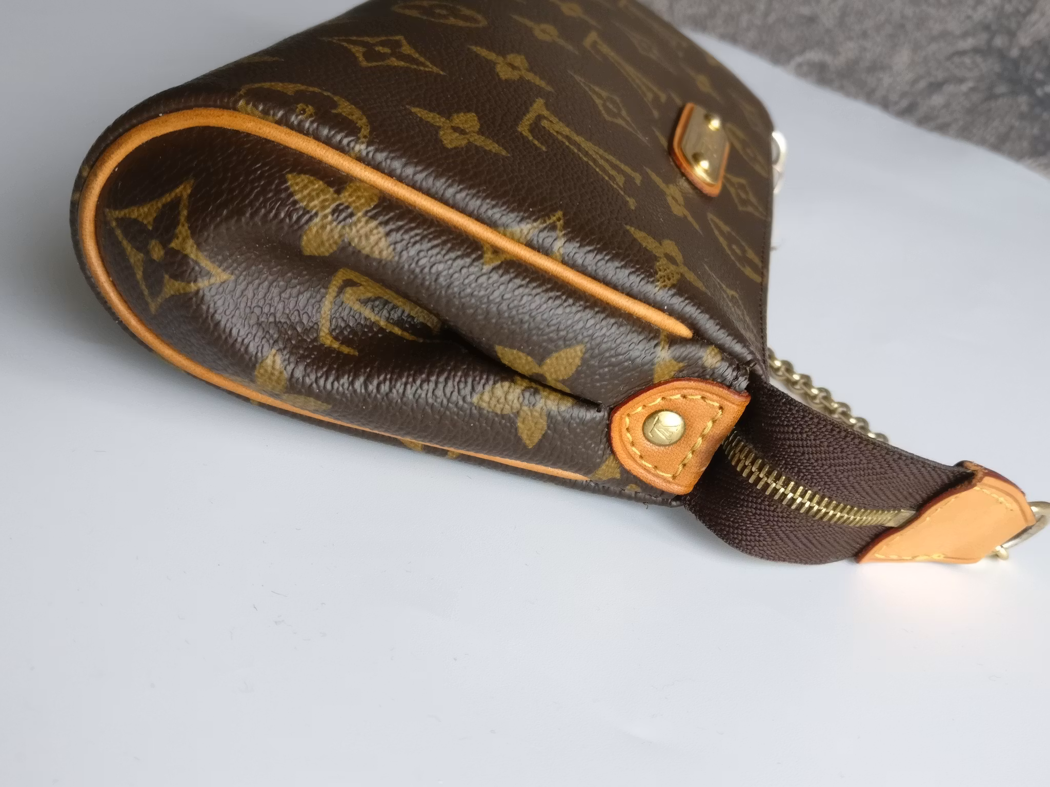 Louis Vuitton Eva with defect on zipper