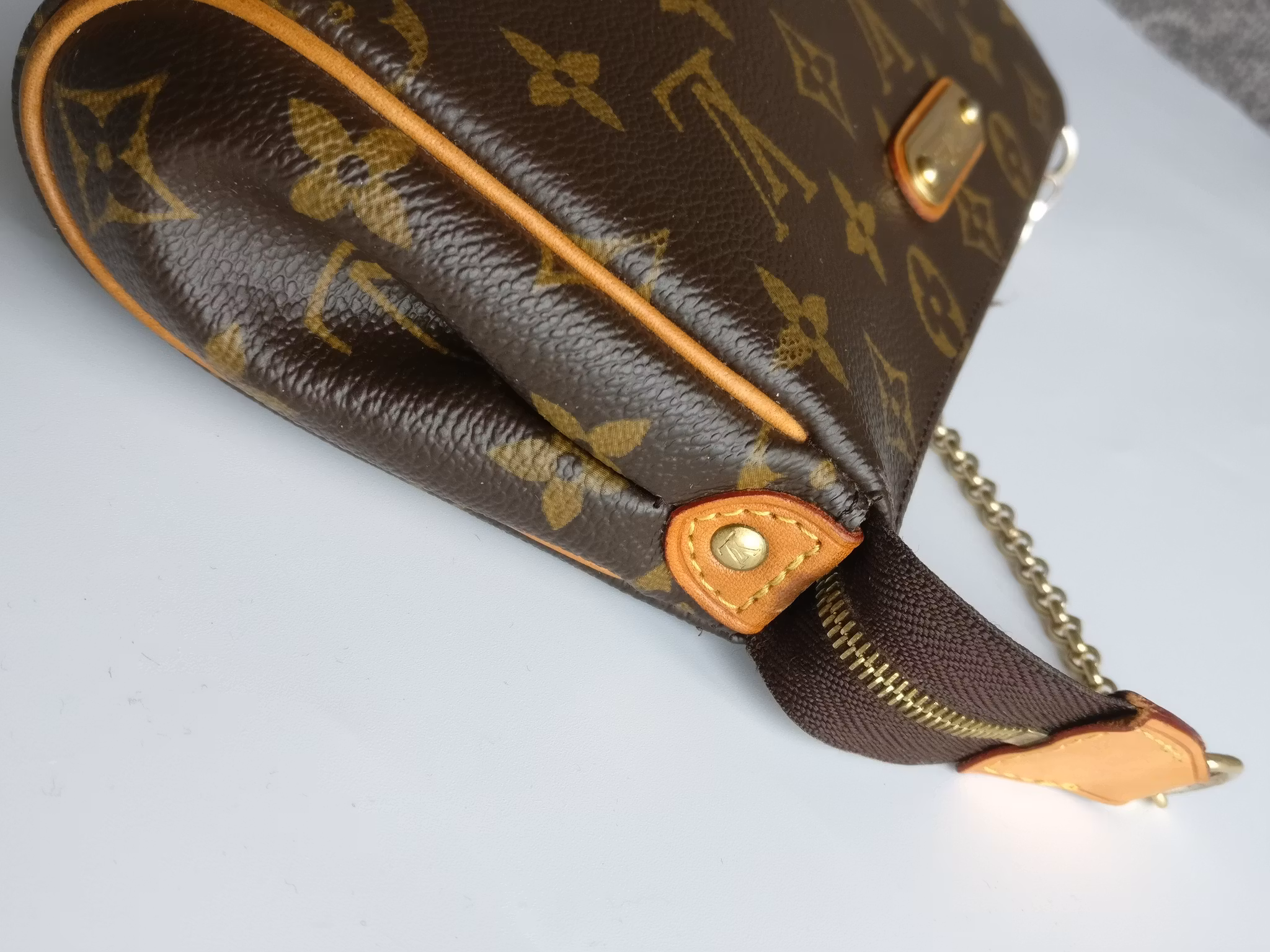 Louis Vuitton Eva with defect on zipper