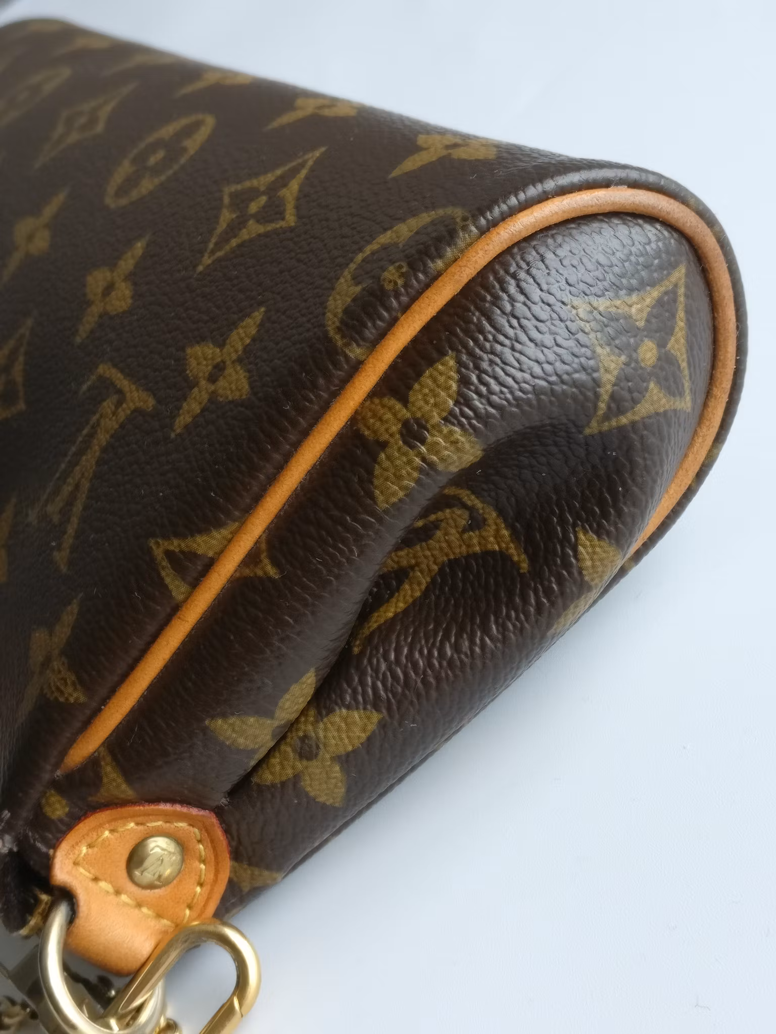 Louis Vuitton Eva with defect on zipper