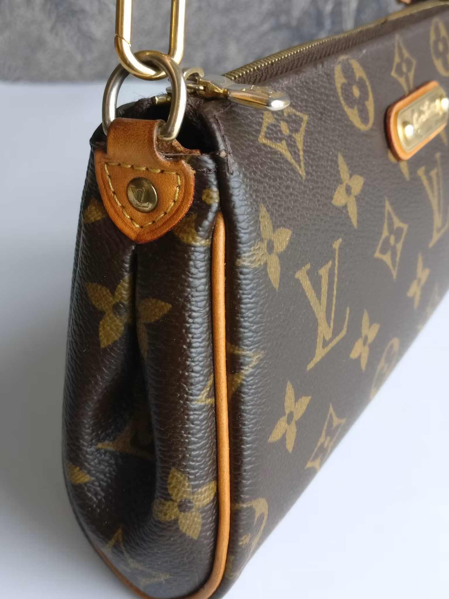 Louis Vuitton Eva with defect on zipper