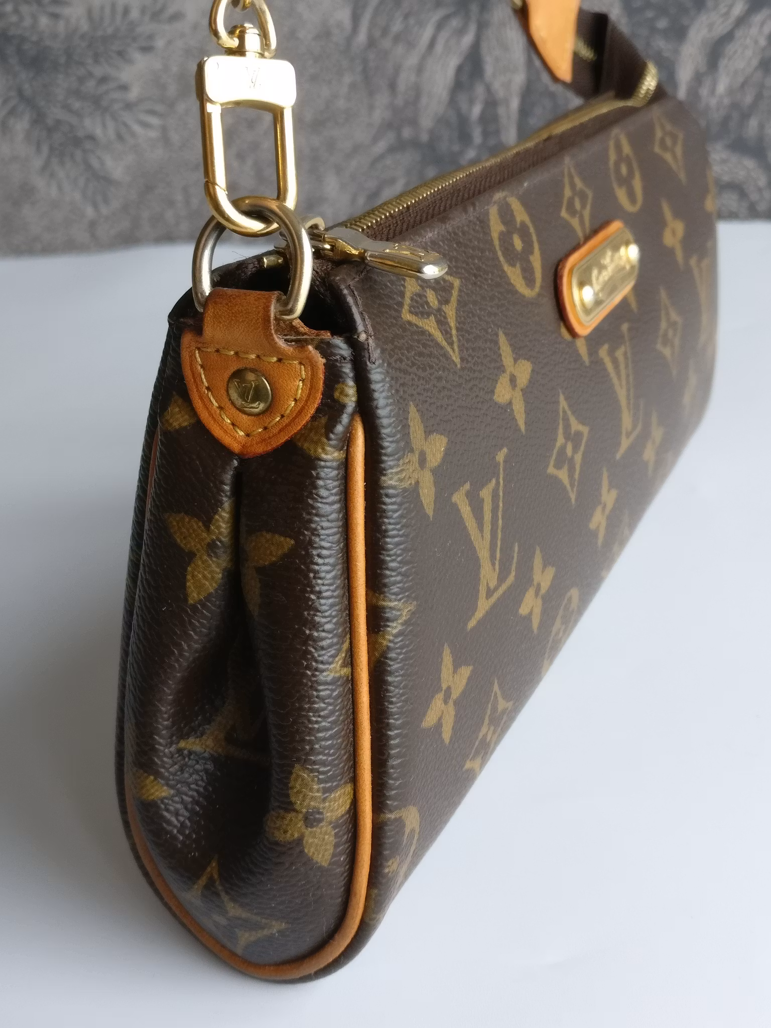 Louis Vuitton Eva with defect on zipper