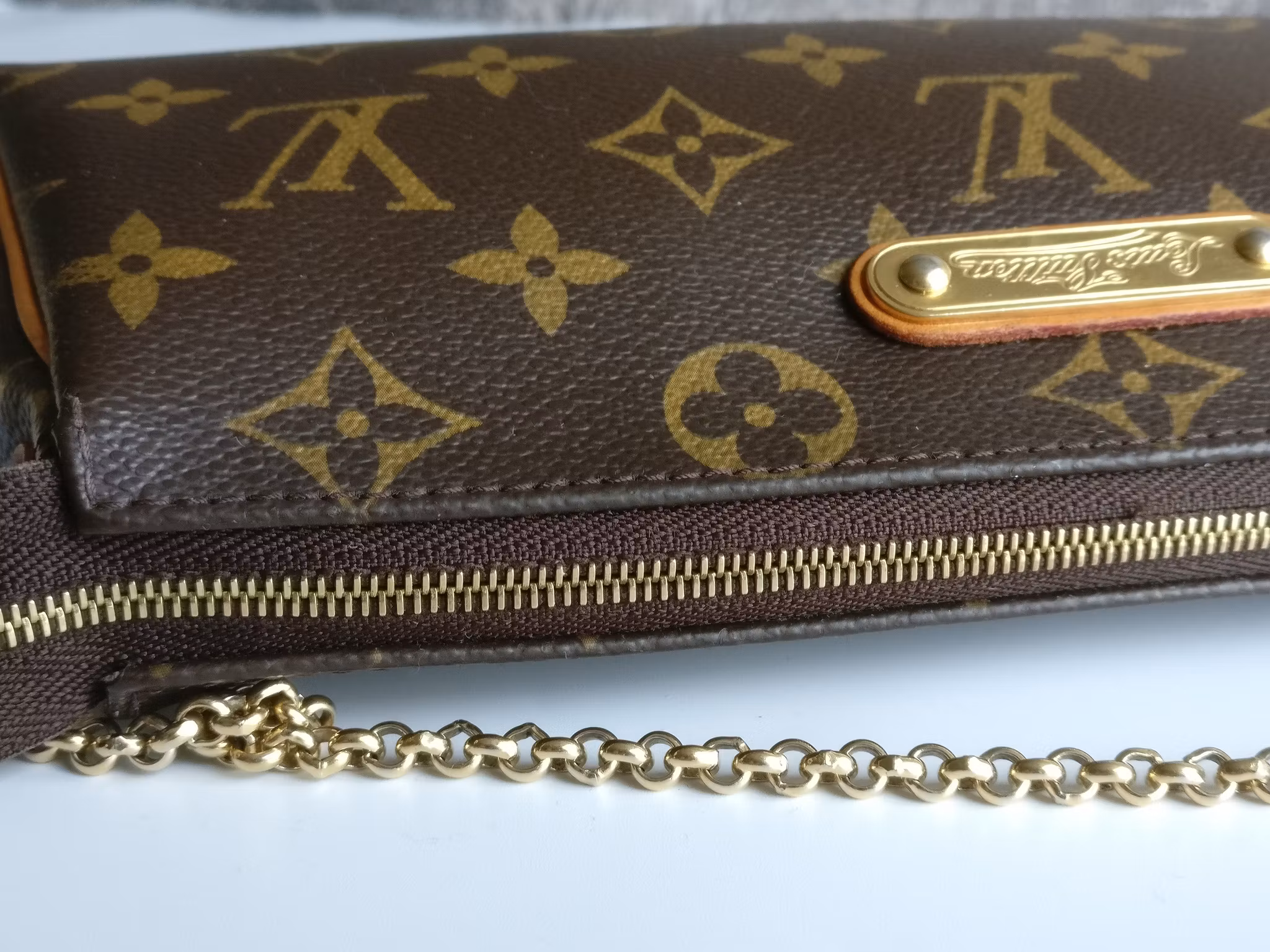 Louis Vuitton Eva with defect on zipper