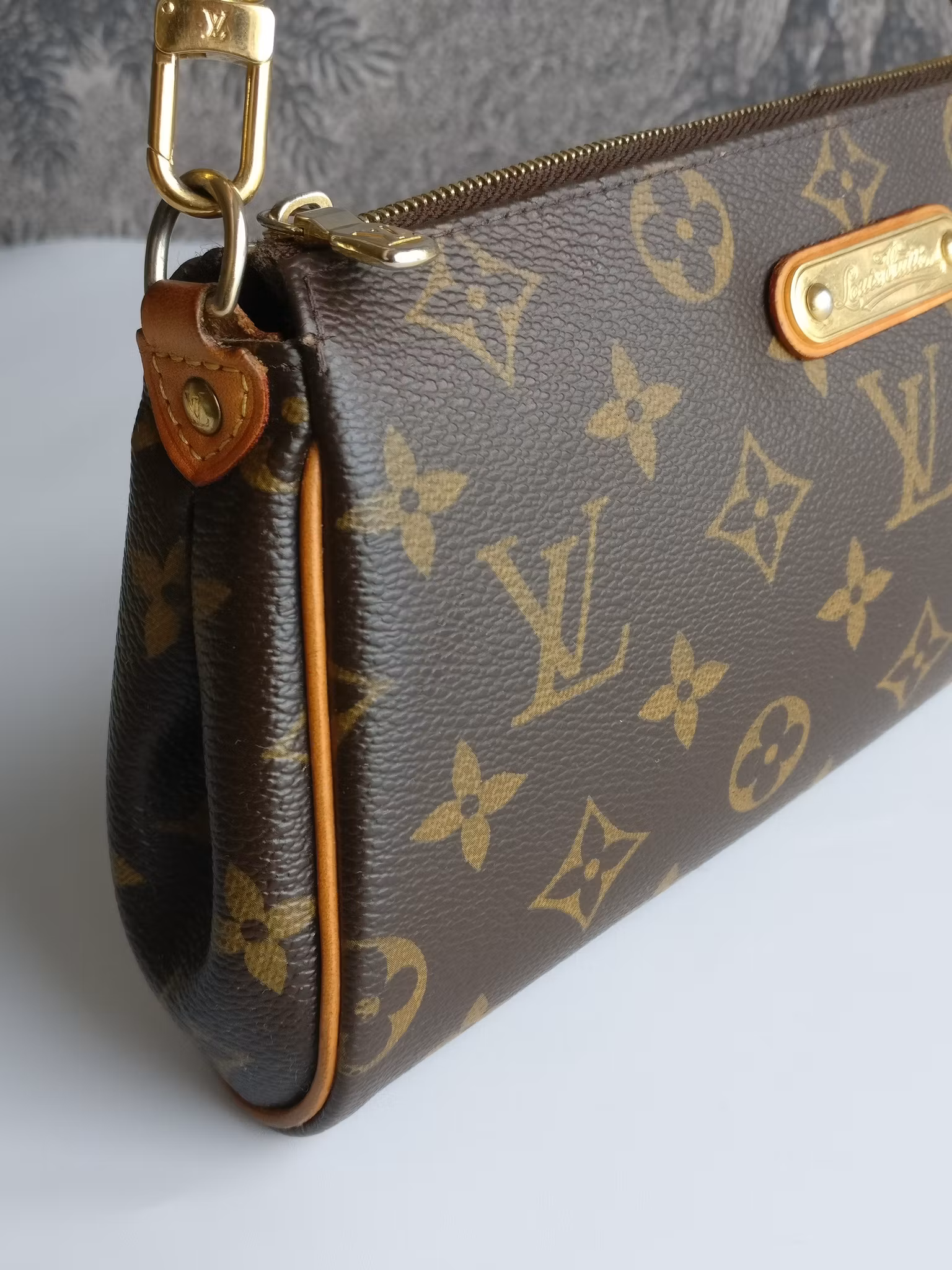 Louis Vuitton Eva with defect on zipper