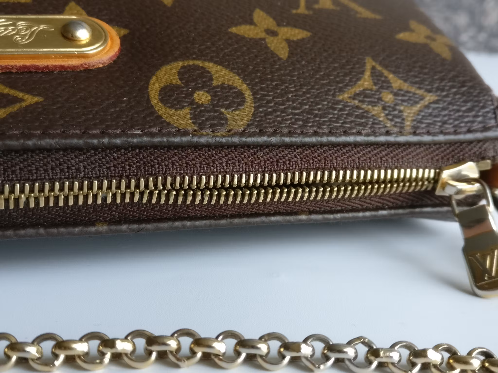 Louis Vuitton Eva with defect on zipper
