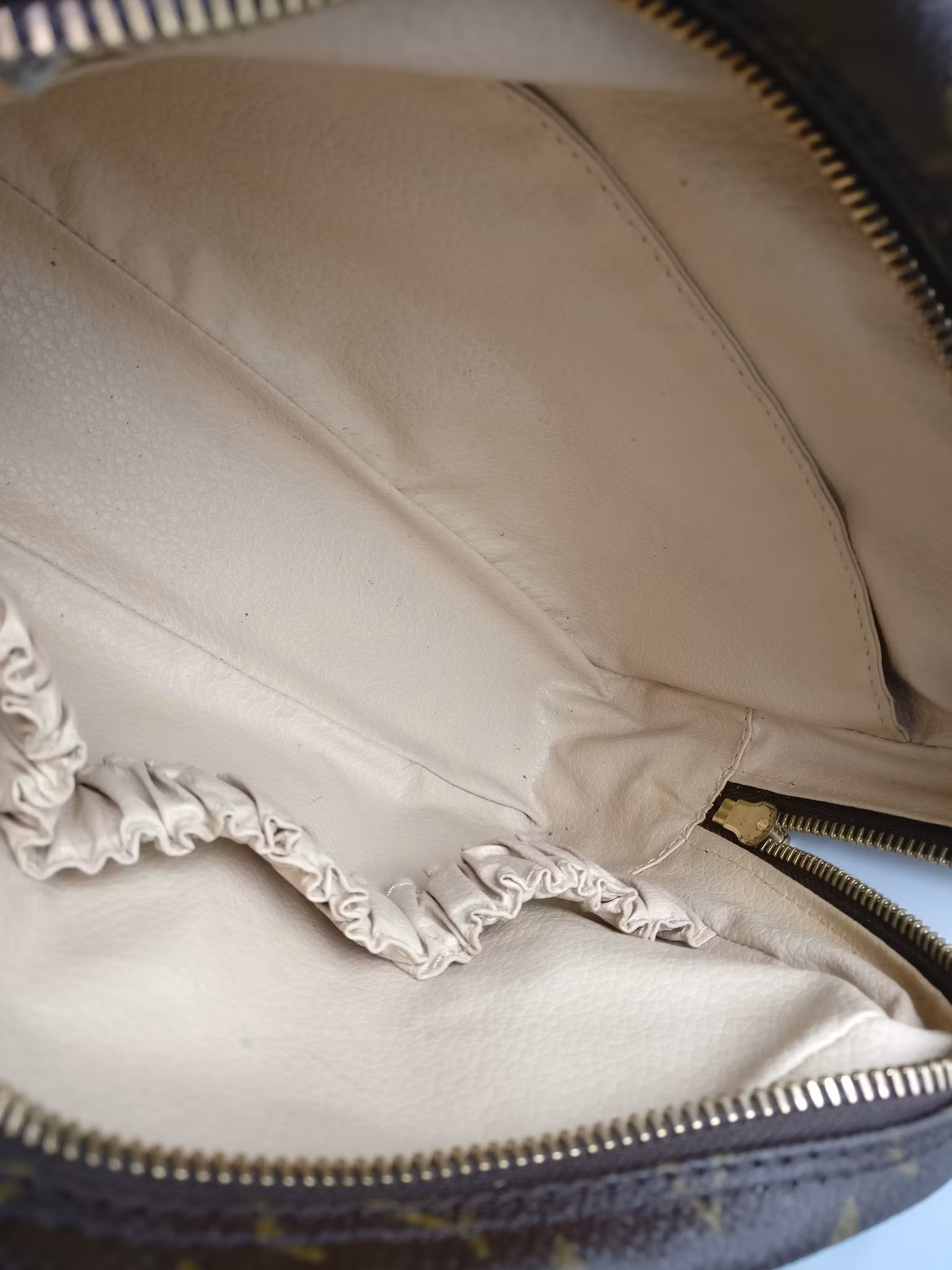 Louis Vuitton Trousse Toilette 23