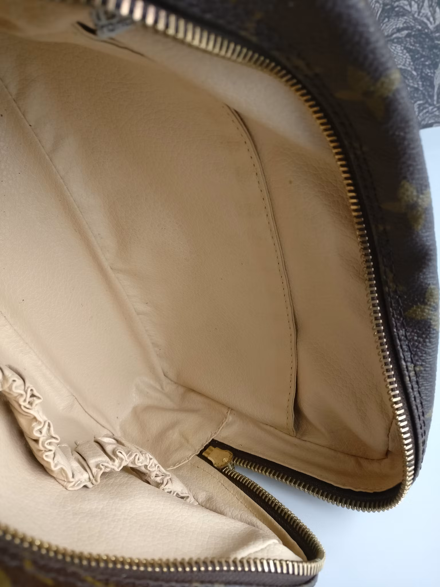 Louis Vuitton Trousse Toilette 23