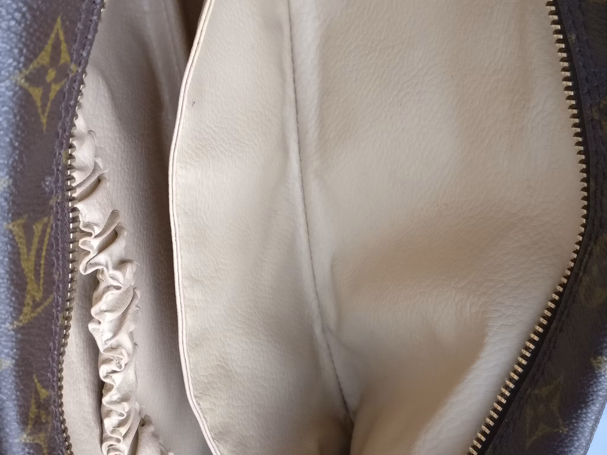 Louis Vuitton Trousse Toilette 28