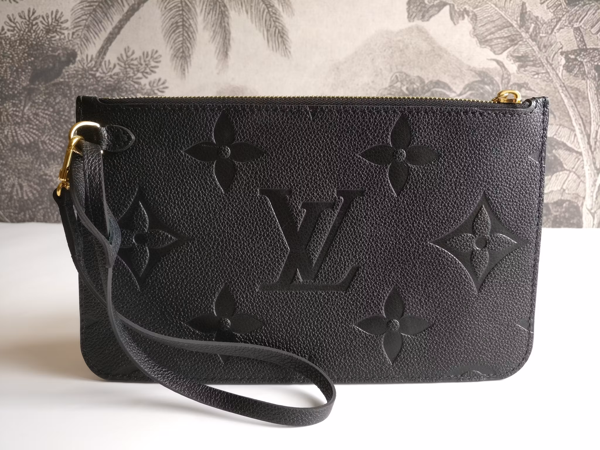 Louis Vuitton Neverfull empreinte clutch