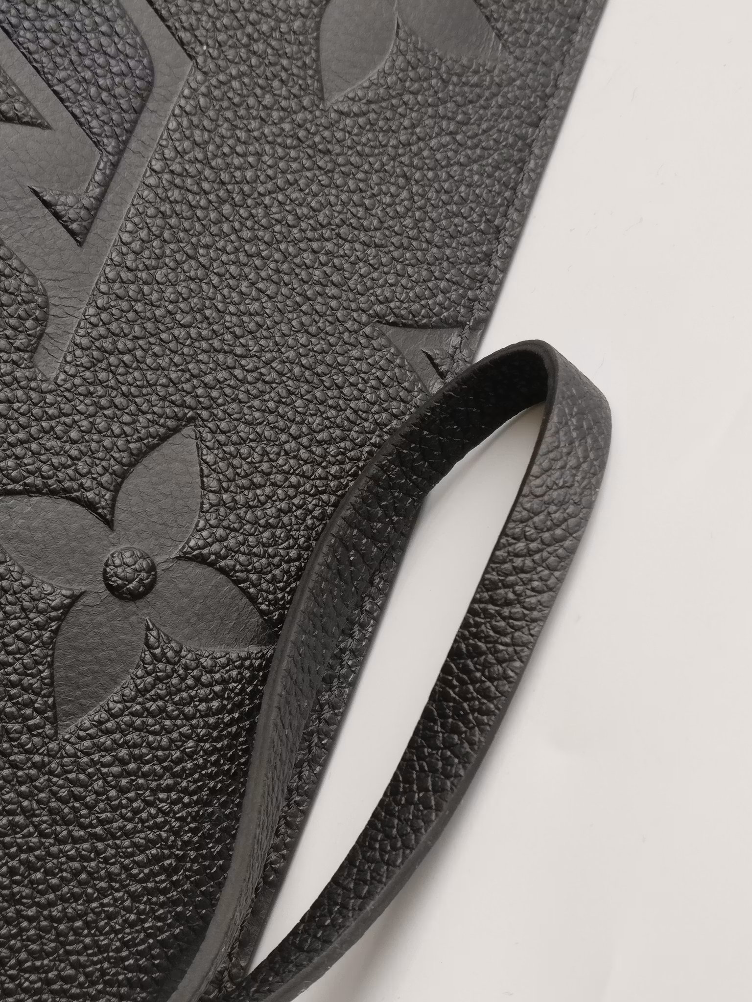 Louis Vuitton Neverfull empreinte clutch