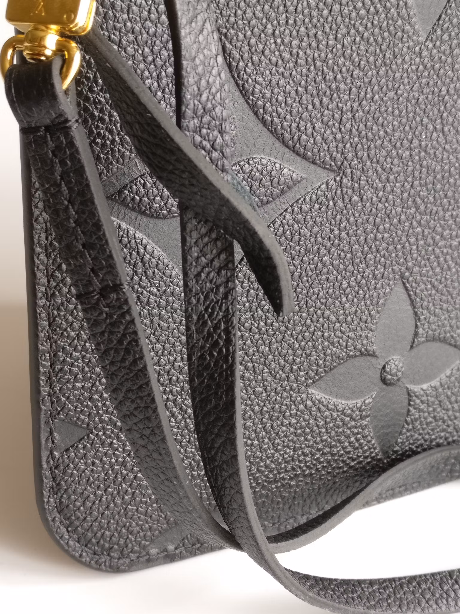 Louis Vuitton Neverfull empreinte clutch
