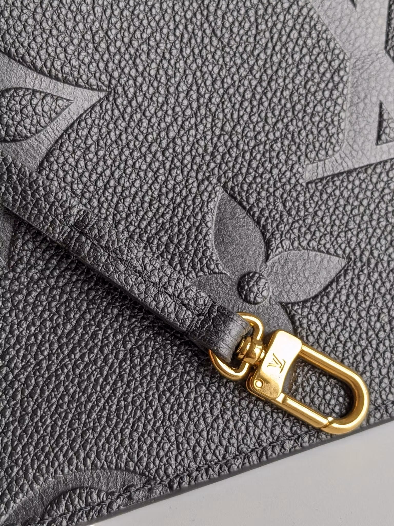 Louis Vuitton Neverfull empreinte clutch