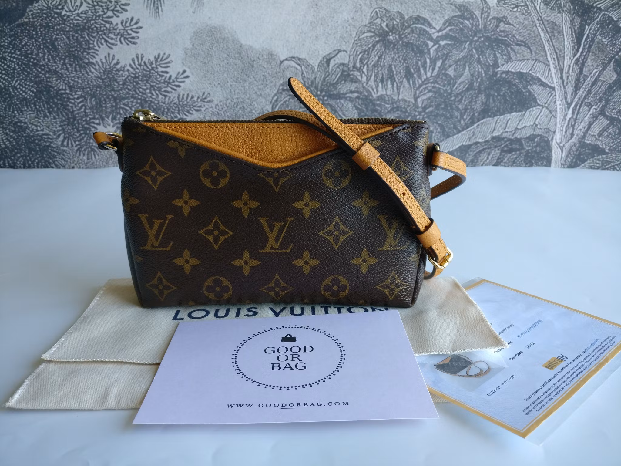 Louis Vuitton Pochette Pallas Uniformes