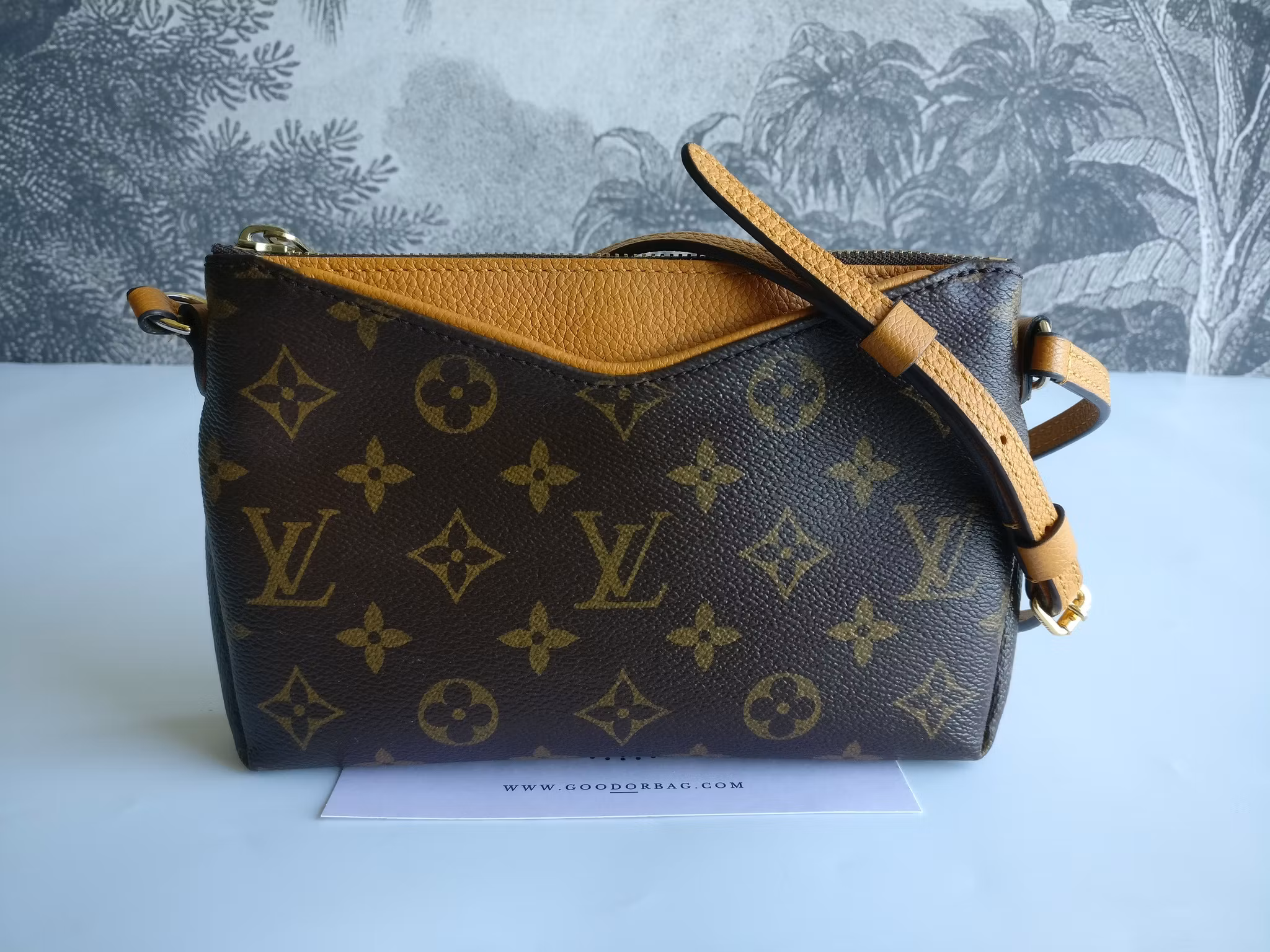 Louis Vuitton Pochette Pallas Uniformes