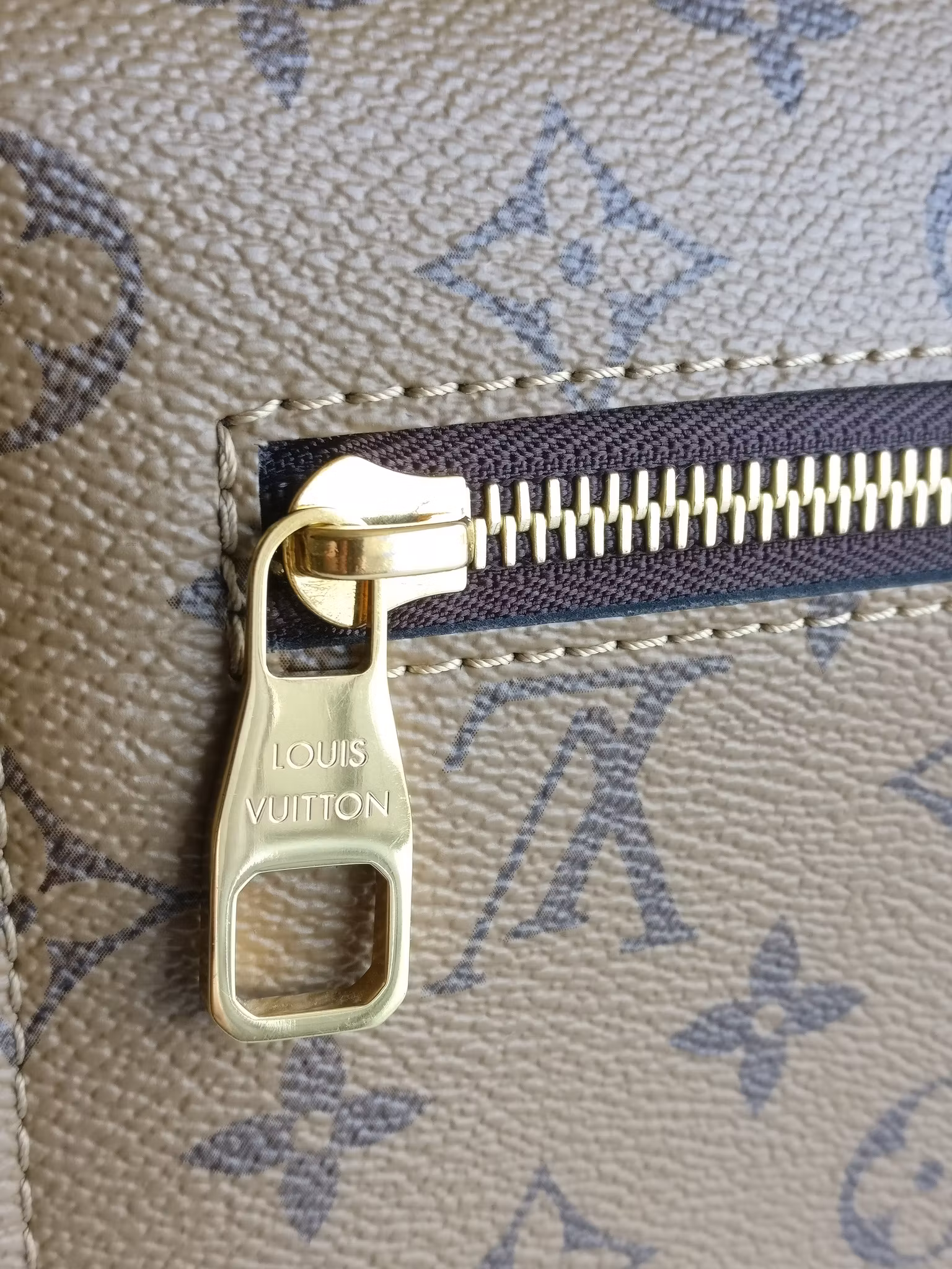 Louis Vuitton Pochette Metis Reverse Monogram