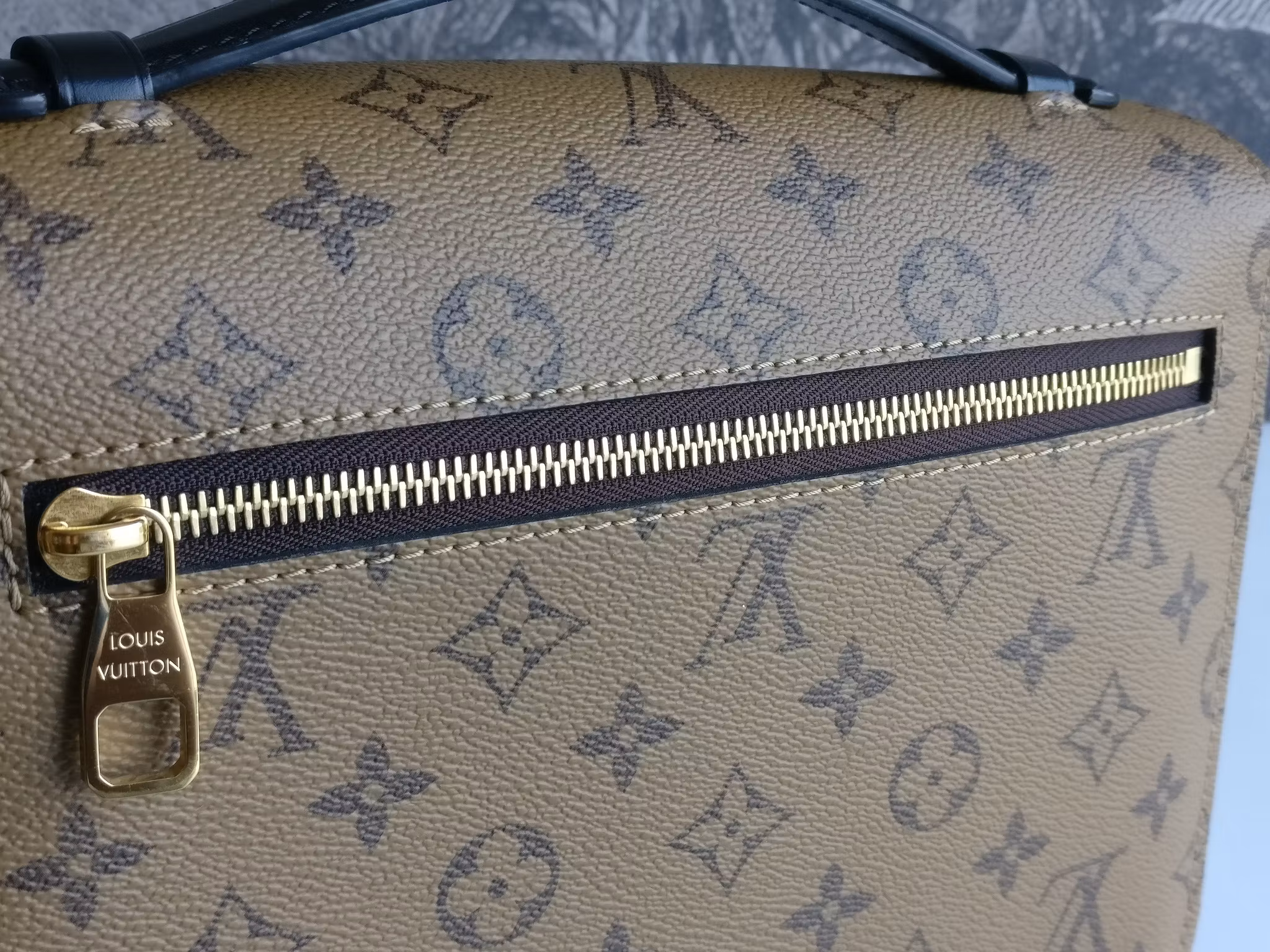 Louis Vuitton Pochette Metis Reverse Monogram