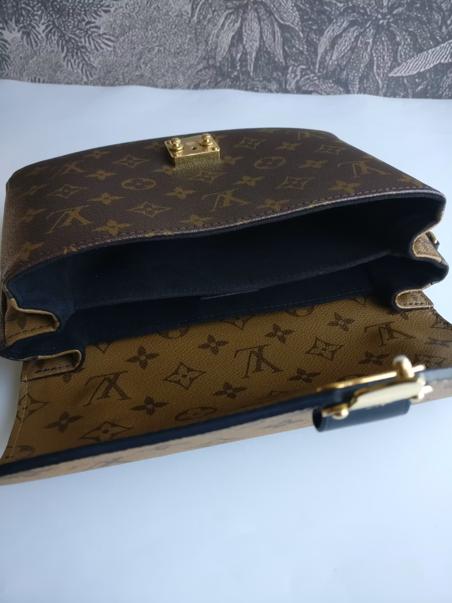 Louis Vuitton Pochette Metis Reverse Monogram