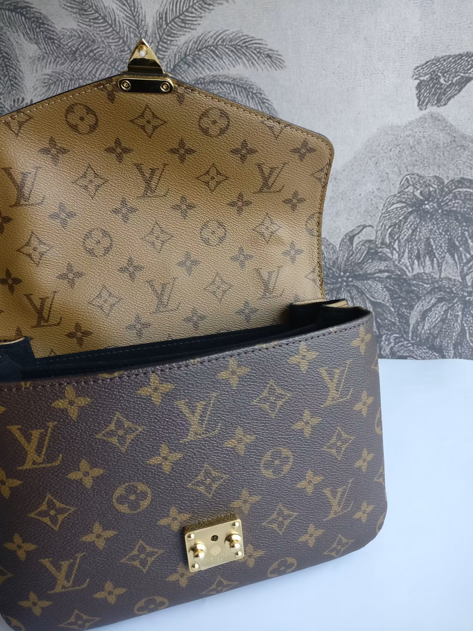 Louis Vuitton Pochette Metis Reverse Monogram