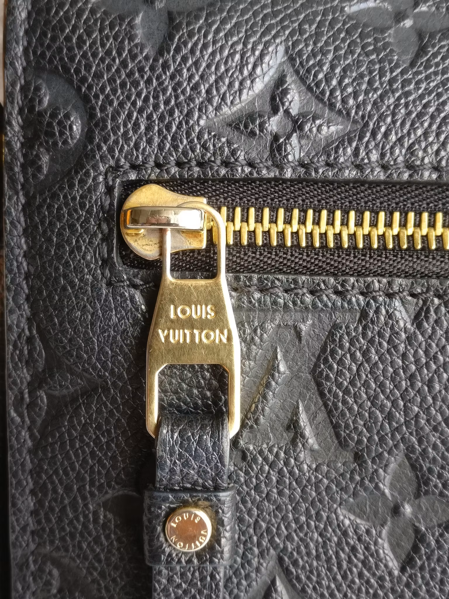 Louis Vuitton Pochette Metis black empreinte
