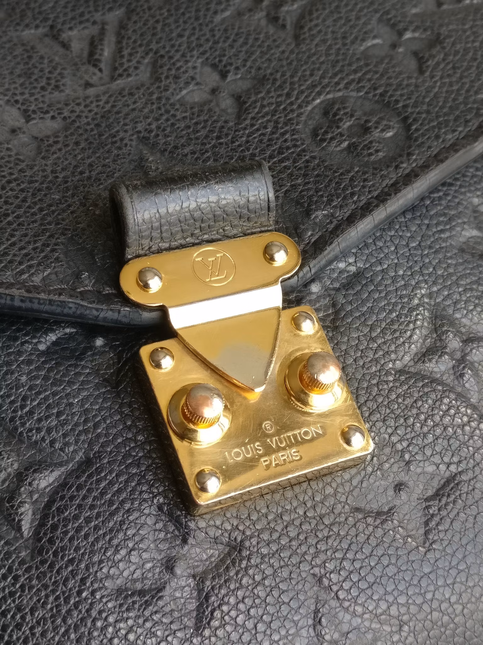 Louis Vuitton Pochette Metis black empreinte