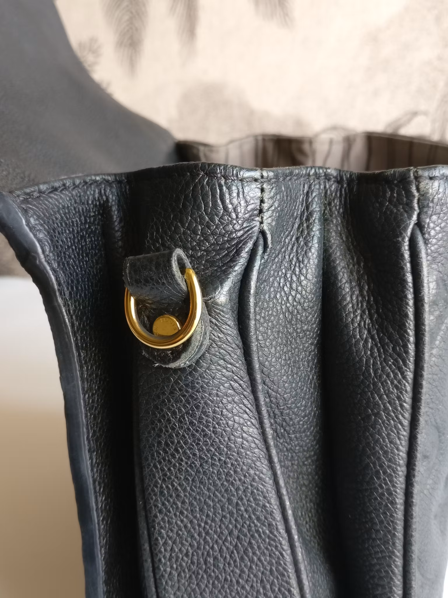 Louis Vuitton Pochette Metis black empreinte