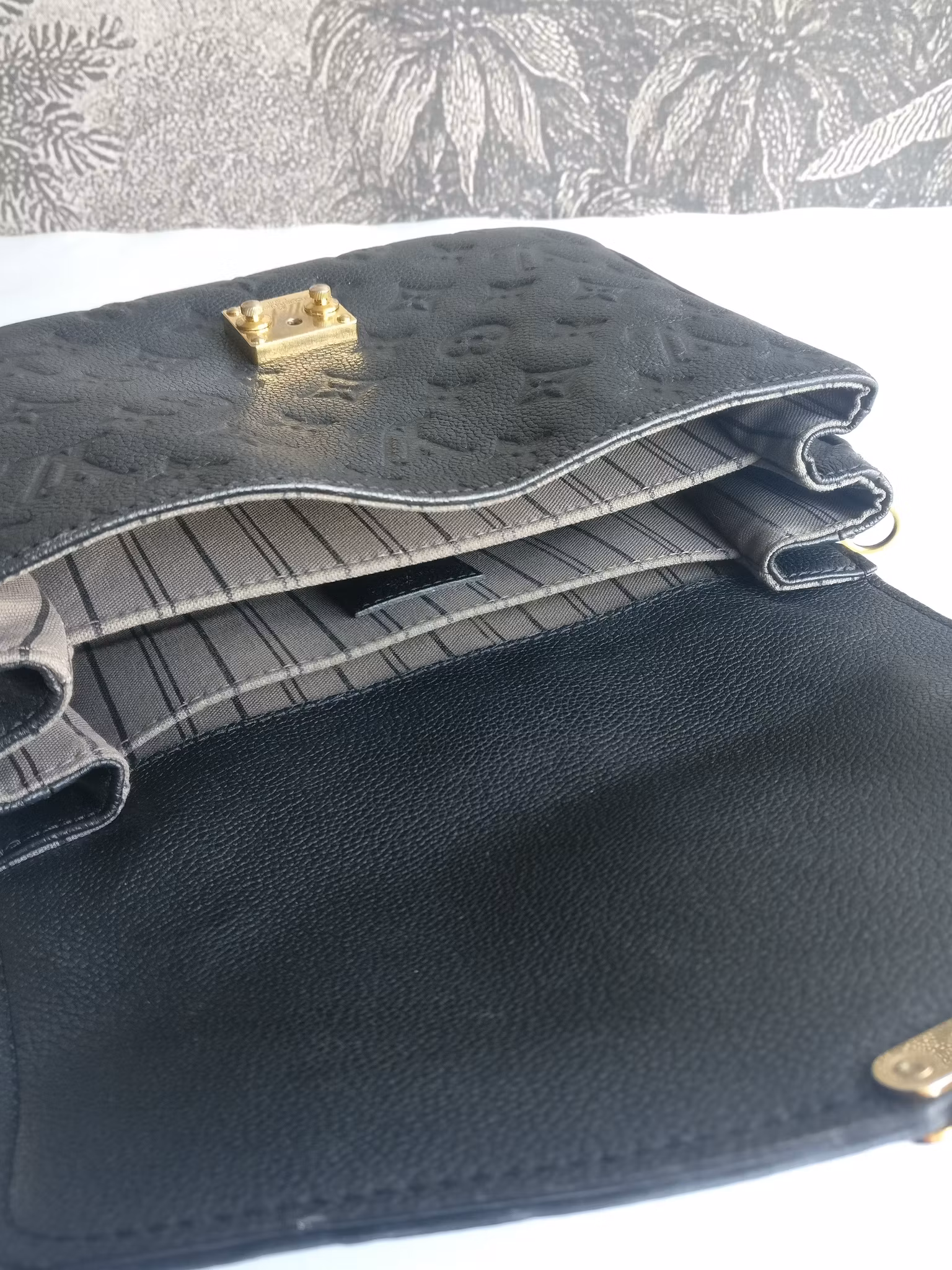 Louis Vuitton Pochette Metis black empreinte